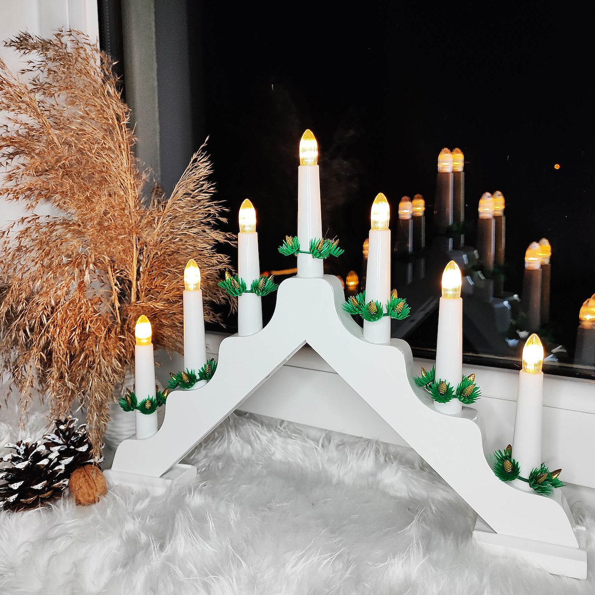 Lumanari decorative de Craciun, stand de lemn, 7 becuri tip LED, culoare alba