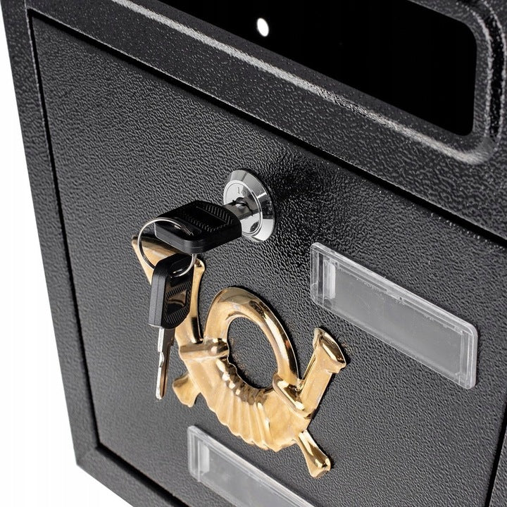 Cutie postala eleganta din metal negru, design clasic cu emblema aurie, rezistenta la intemperii, 38x38x10cm