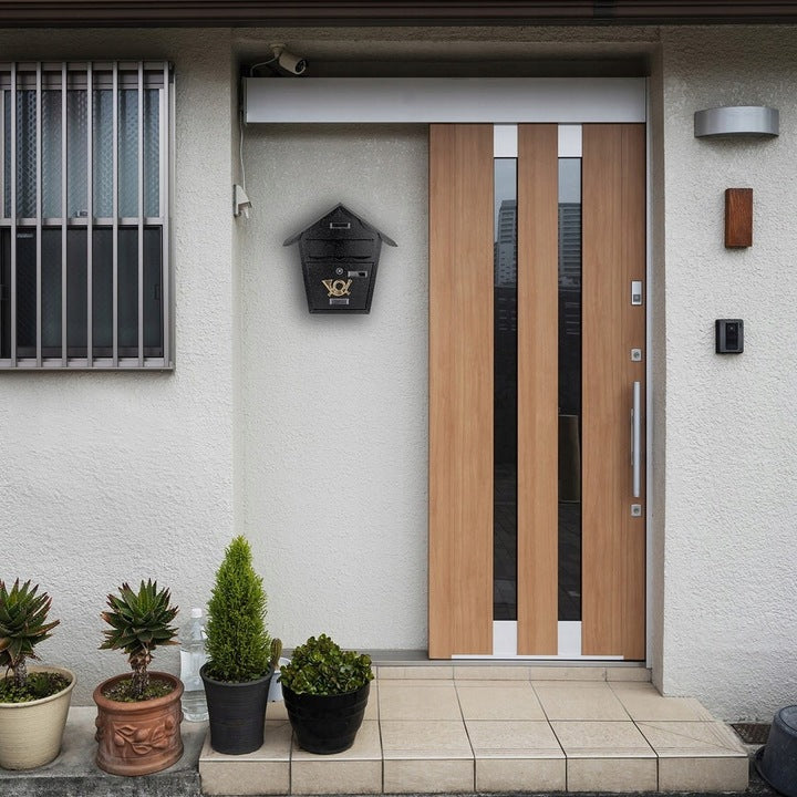 Cutie postala eleganta din metal negru, design clasic cu emblema aurie, rezistenta la intemperii, 38x38x10cm