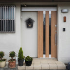 Cutie postala eleganta din metal negru, design clasic cu emblema aurie, rezistenta la intemperii, 38x38x10cm