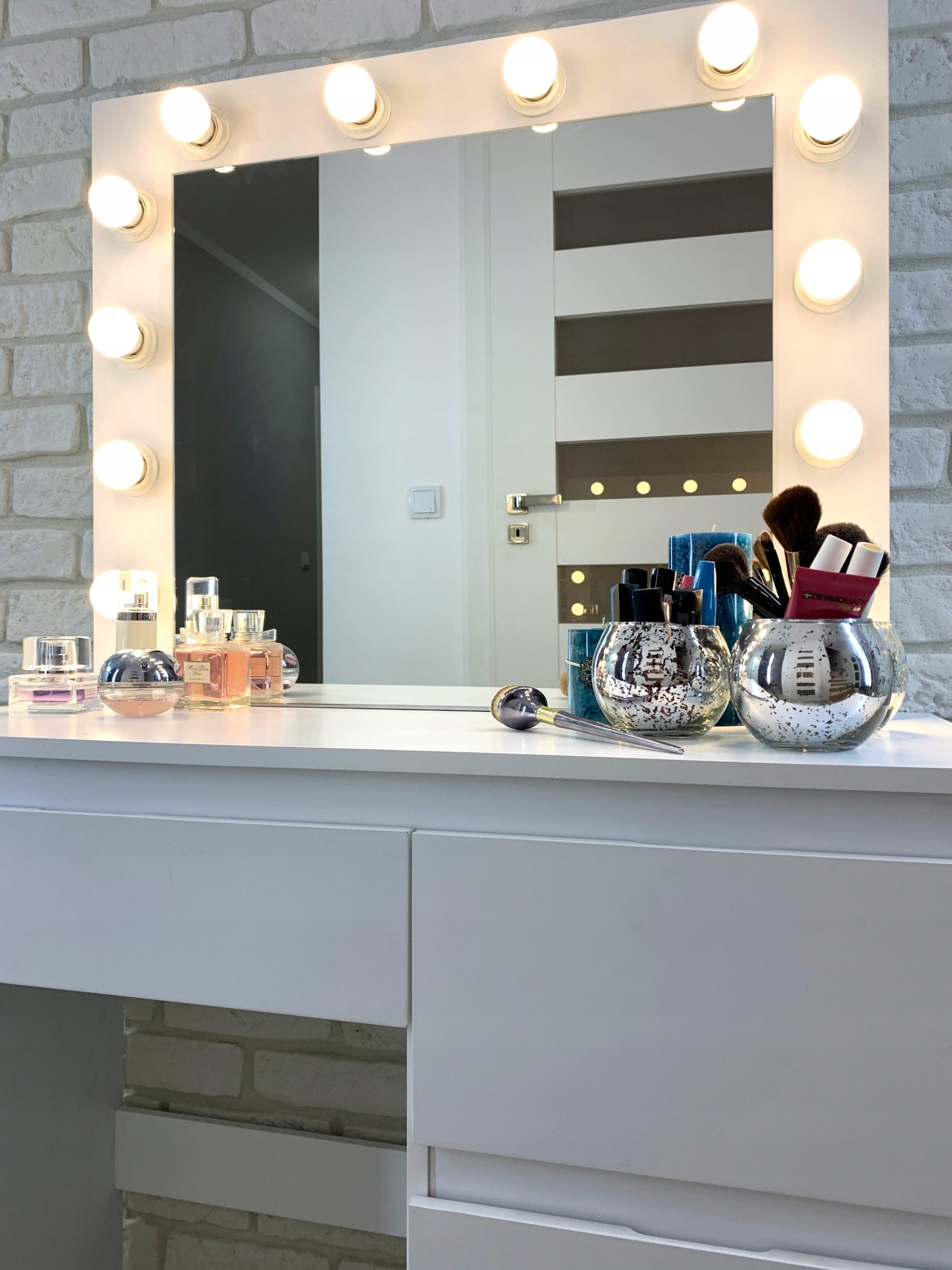 Masa de toaleta si machiaj Hollywood Pro, alba, cu 4 sertare, oglinda si 12 LED-uri, 90x40x140 cm