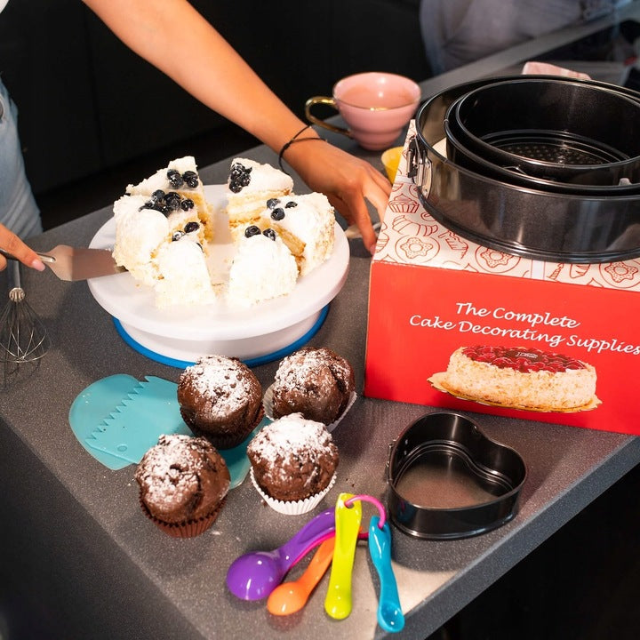 Set patiserie cu platou rotativ si 4 tavi de copt, 345 piese cu sabloane pentru ornarea prajiturilor