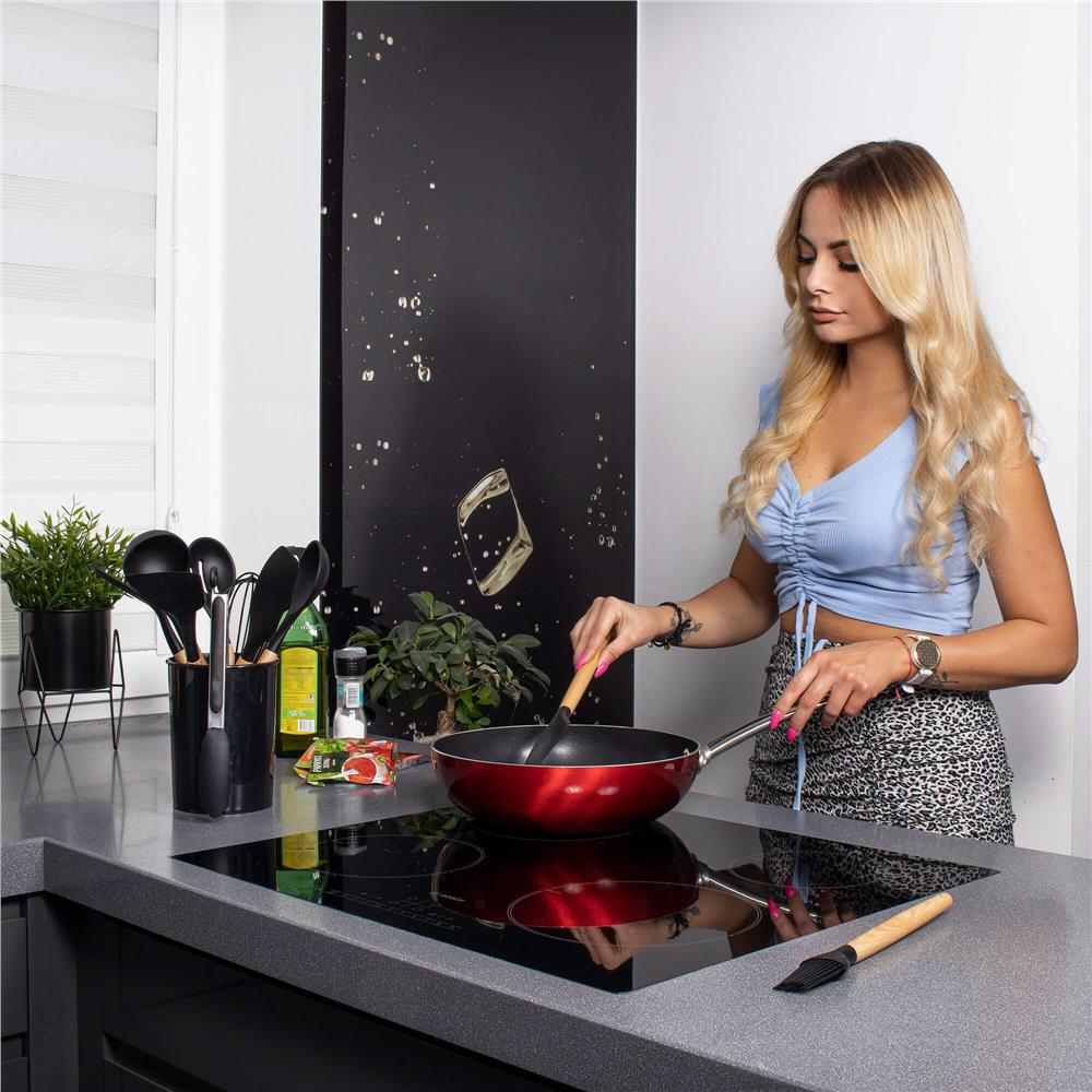 Set  12 ustensile de bucatarie din silicon termorezistent si maner din bambus, negru