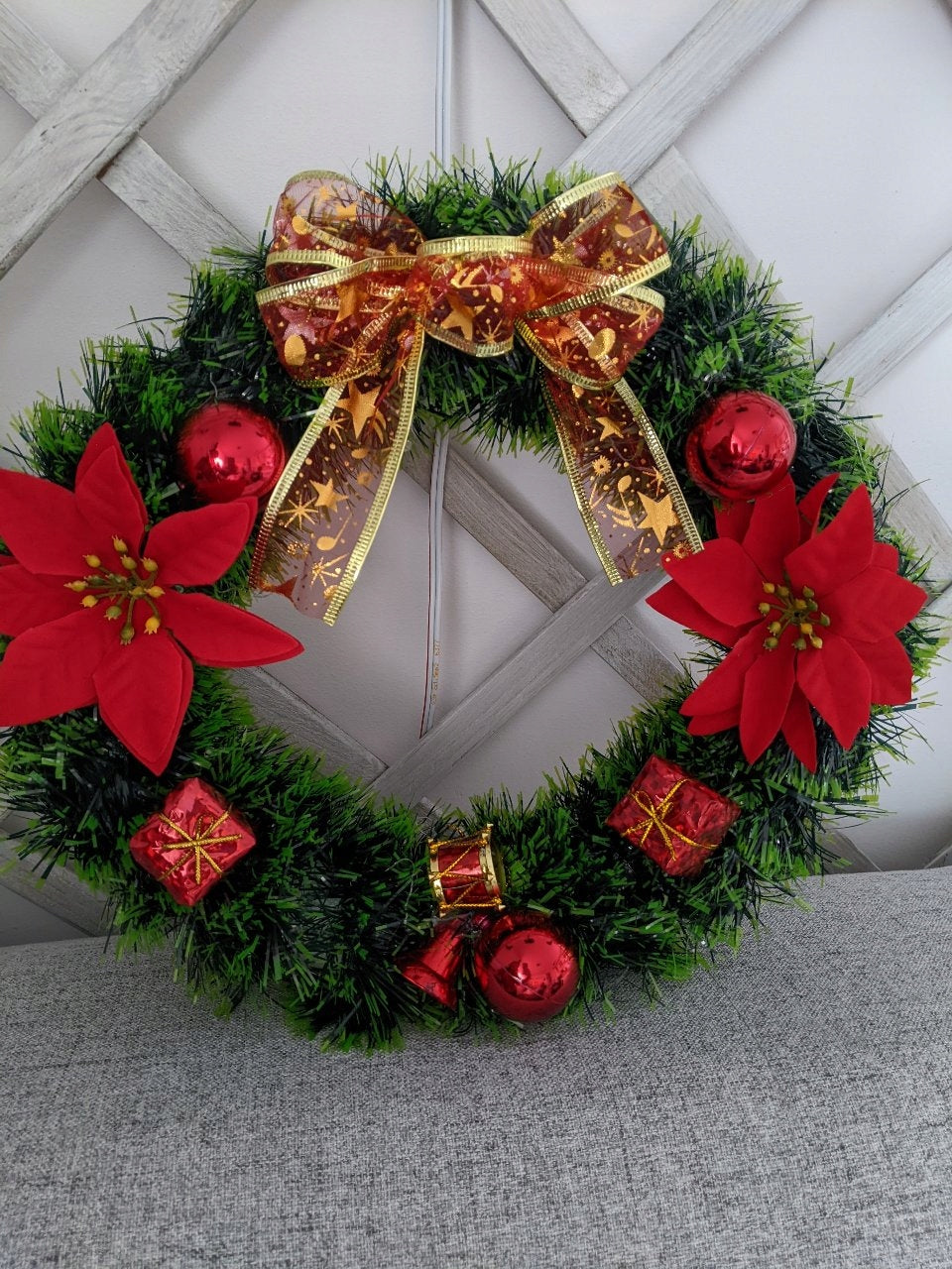 Coronita pentru Craciun, 35 cm, din brad artificial, cu decoratiuni, verde