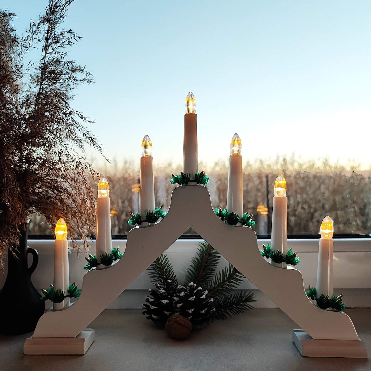 Lumanari decorative de Craciun, stand de lemn, 7 becuri tip LED, culoare alba