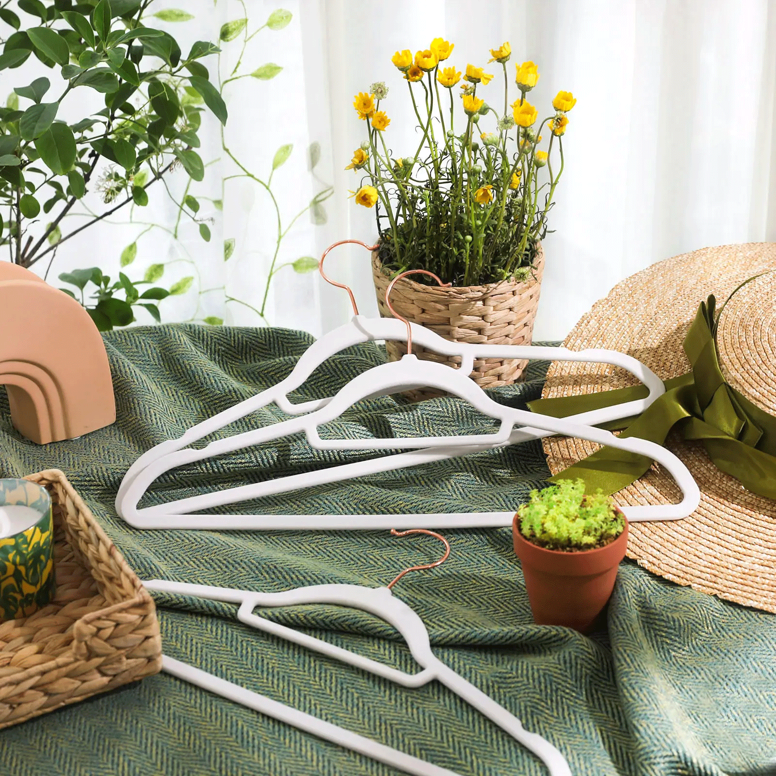 SONGMICS Set 30 umerase catifea cu carlig rotativ, 44x24 cm, alb