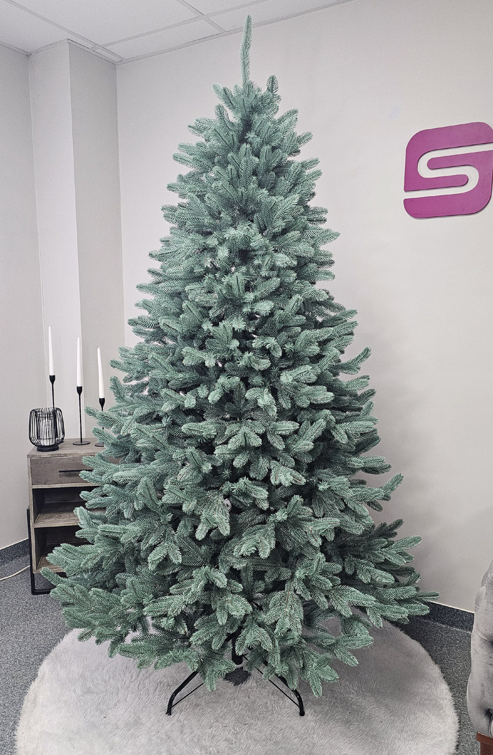 Brad artificial Christmas Deluxe by , Laponia Select argintiu, integral 3D, 230cm