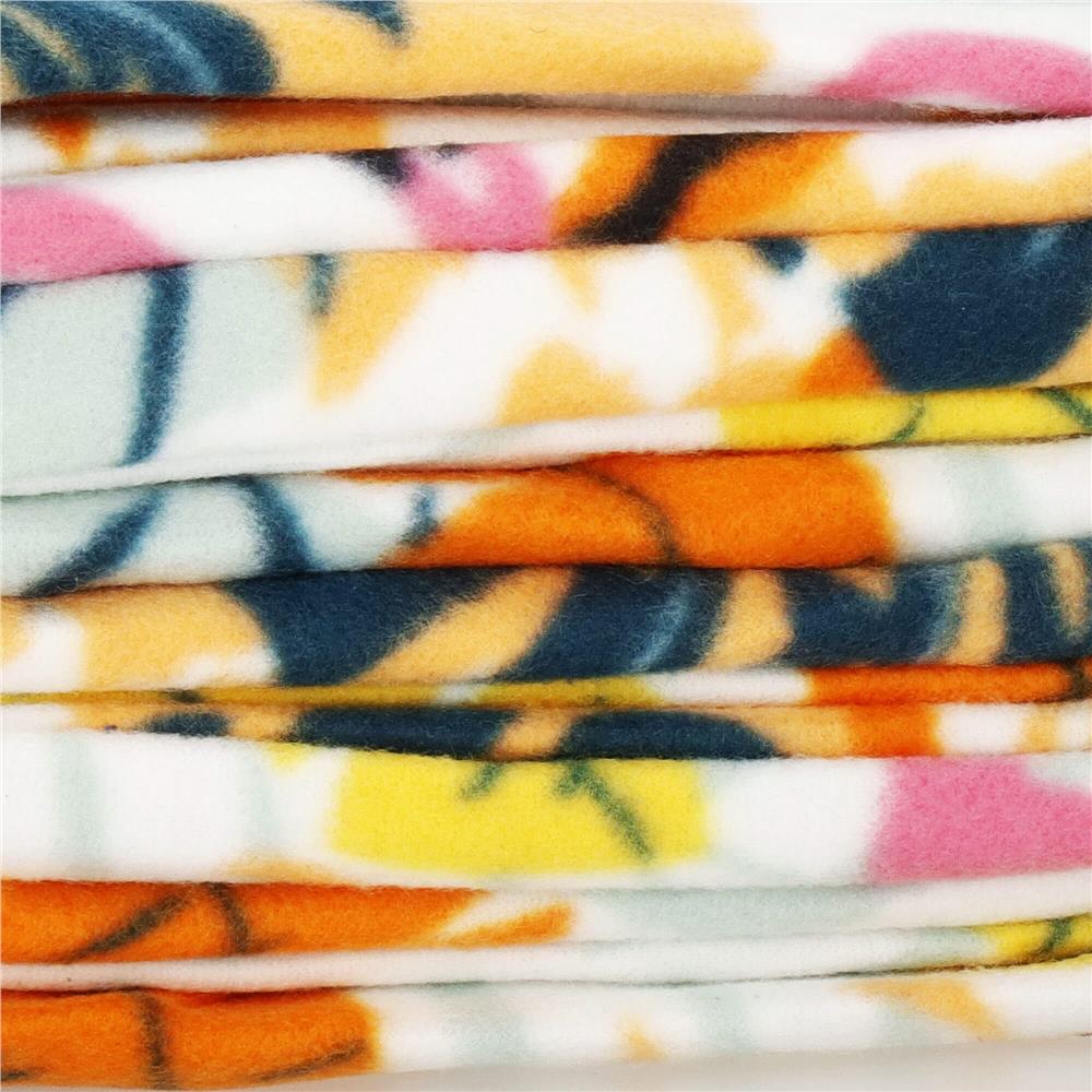 Patura pentru picnic sau plaja, cu folie izolatoare si maner, 150x200cm, model tropical, alb verde