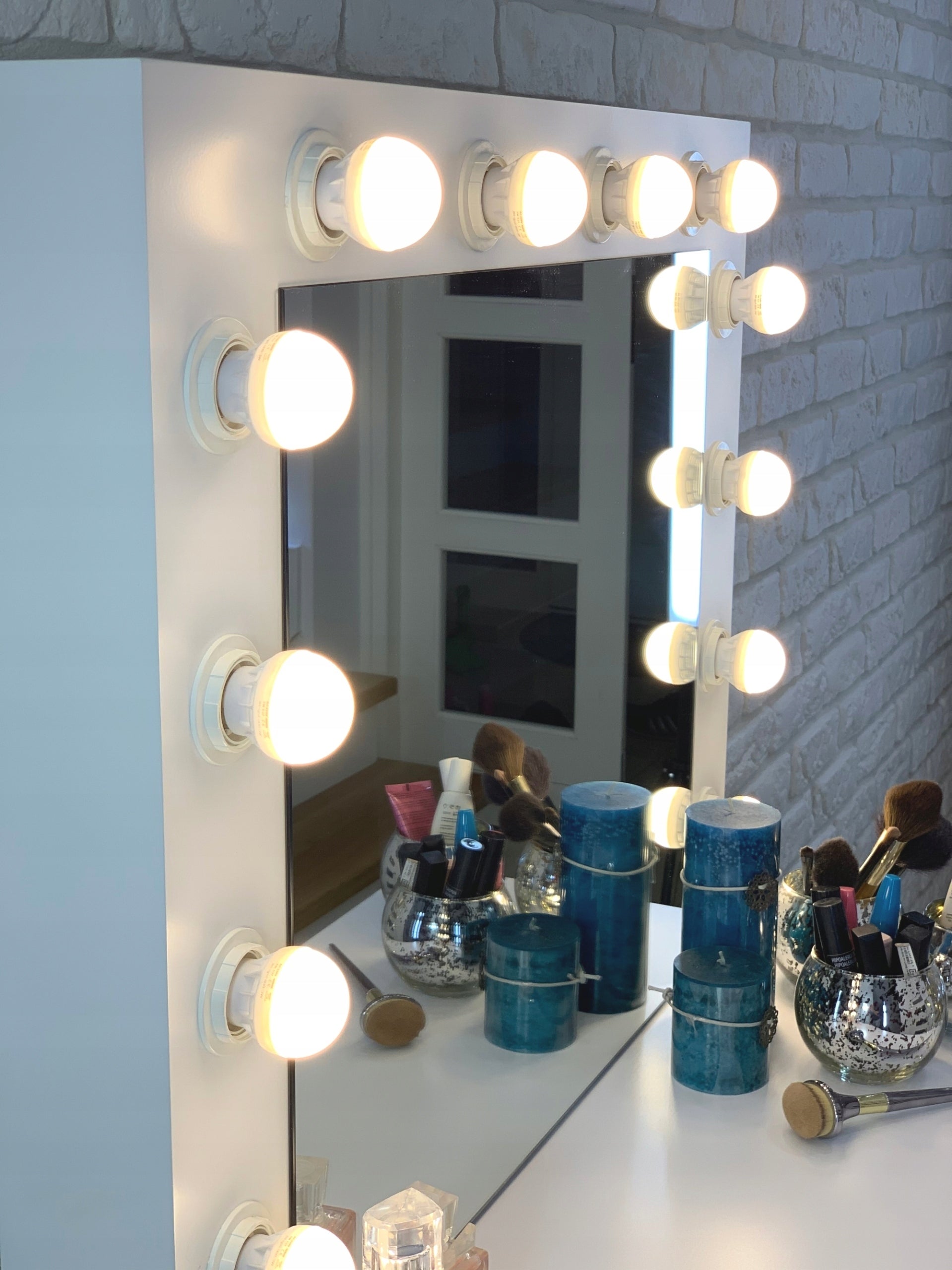 Masa de toaleta si machiaj Hollywood Pro, alba, cu 4 sertare, oglinda si 12 LED-uri, 90x40x140 cm