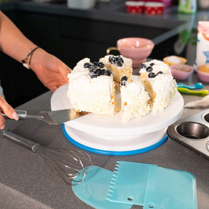 Set patiserie cu platou rotativ si 4 tavi de copt, 345 piese cu sabloane pentru ornarea prajiturilor