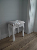 Taburet tapitat pentru masa de toaleta, picioare din lemn masiv, 38x28x45 cm