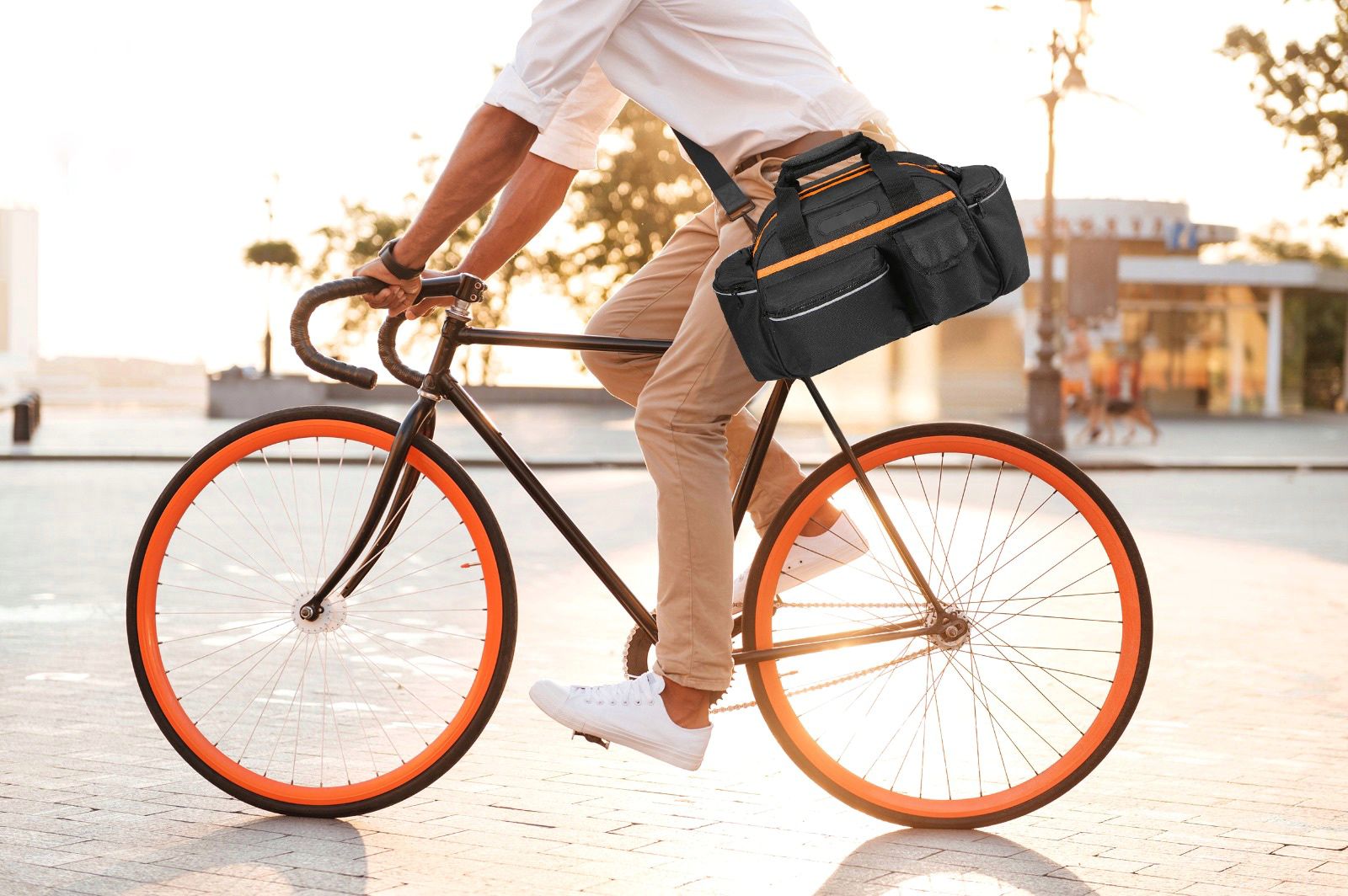 Geanta portbagaj bicicleta, 3 compartimente si 5 buzunare laterale, 45x20x22cm, negru cu elemente reflectorizante portocalii