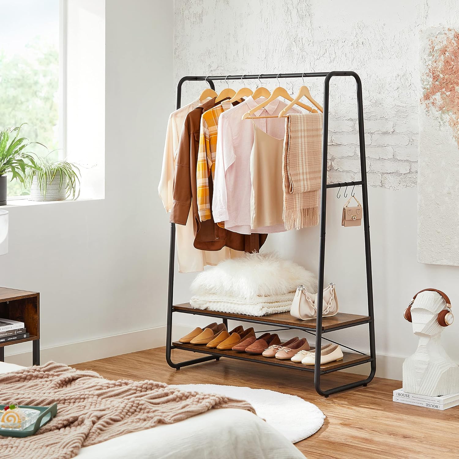 VASAGLE Raft pentru haine cu suport pentru pantofi, 2 polite, 6 carlige laterale, 45x100x160cm, maro rustic