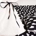 Cort copii  stil indian Teepee Tent cu fereastra, covoras gros si 2 perne, alb negru cu norisori