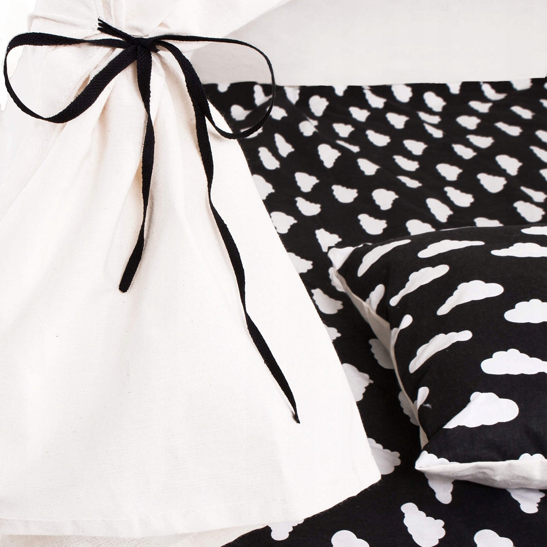 Cort copii  stil indian Teepee Tent cu fereastra, covoras gros si 2 perne, alb negru cu norisori