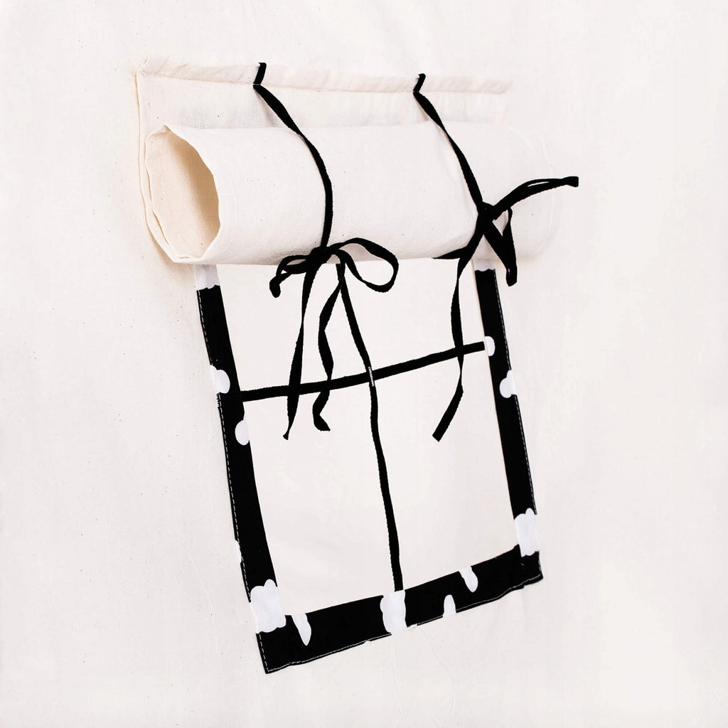 Cort copii  stil indian Teepee Tent cu fereastra, covoras gros si 2 perne, alb negru cu norisori