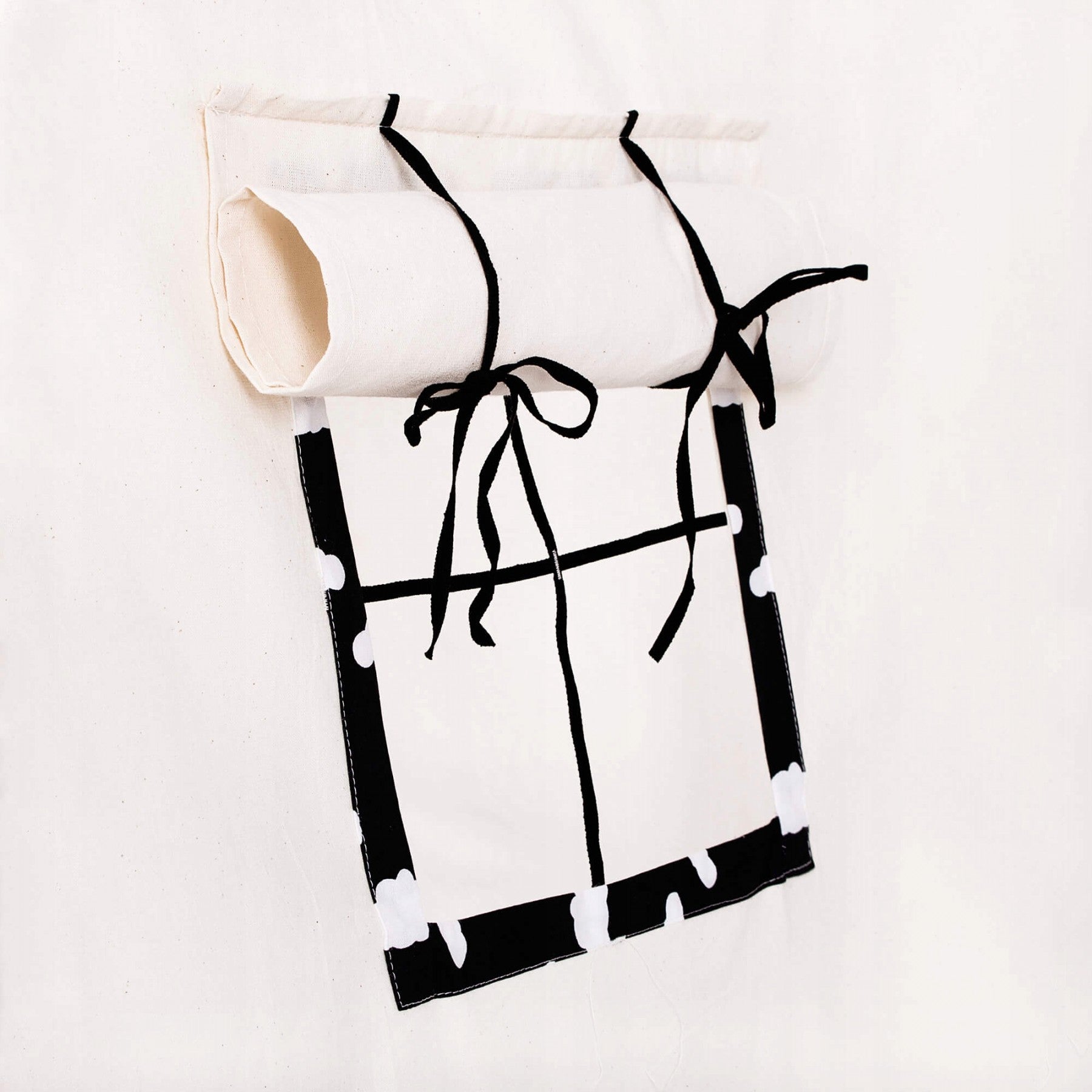 Cort copii  stil indian Teepee Tent cu fereastra, covoras gros si 2 perne, alb negru cu norisori