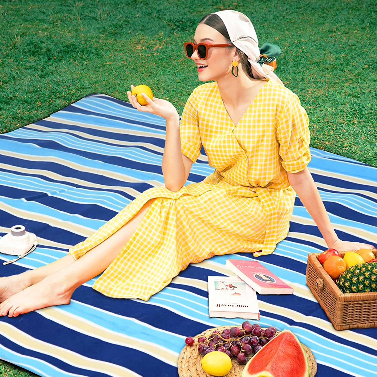 Patura pentru picnic sau plaja, cu folie izolatoare si maner, 200x200cm, alb albastru