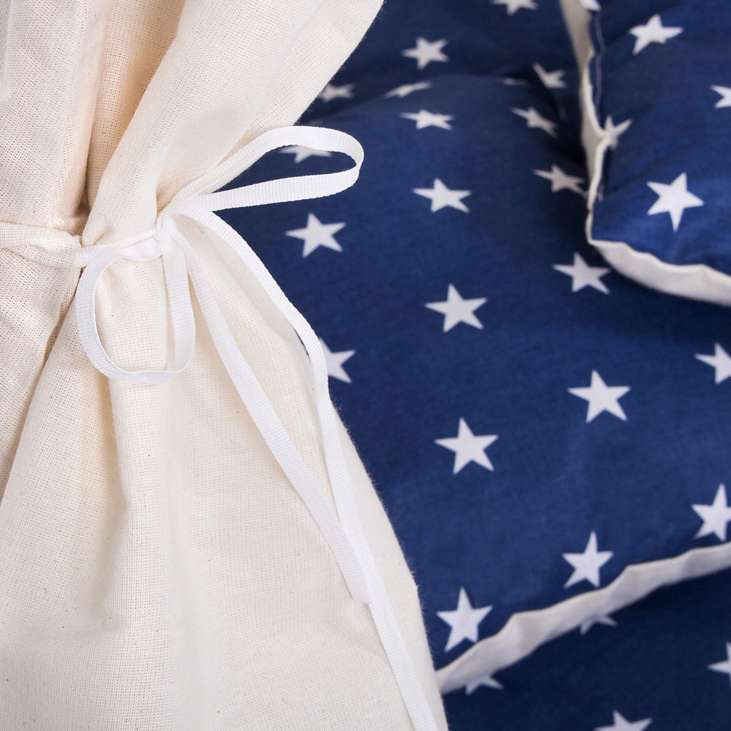 Cort copii  stil indian Teepee Tent cu fereastra, covoras gros si 2 perne, alb albastru inchis cu stelute