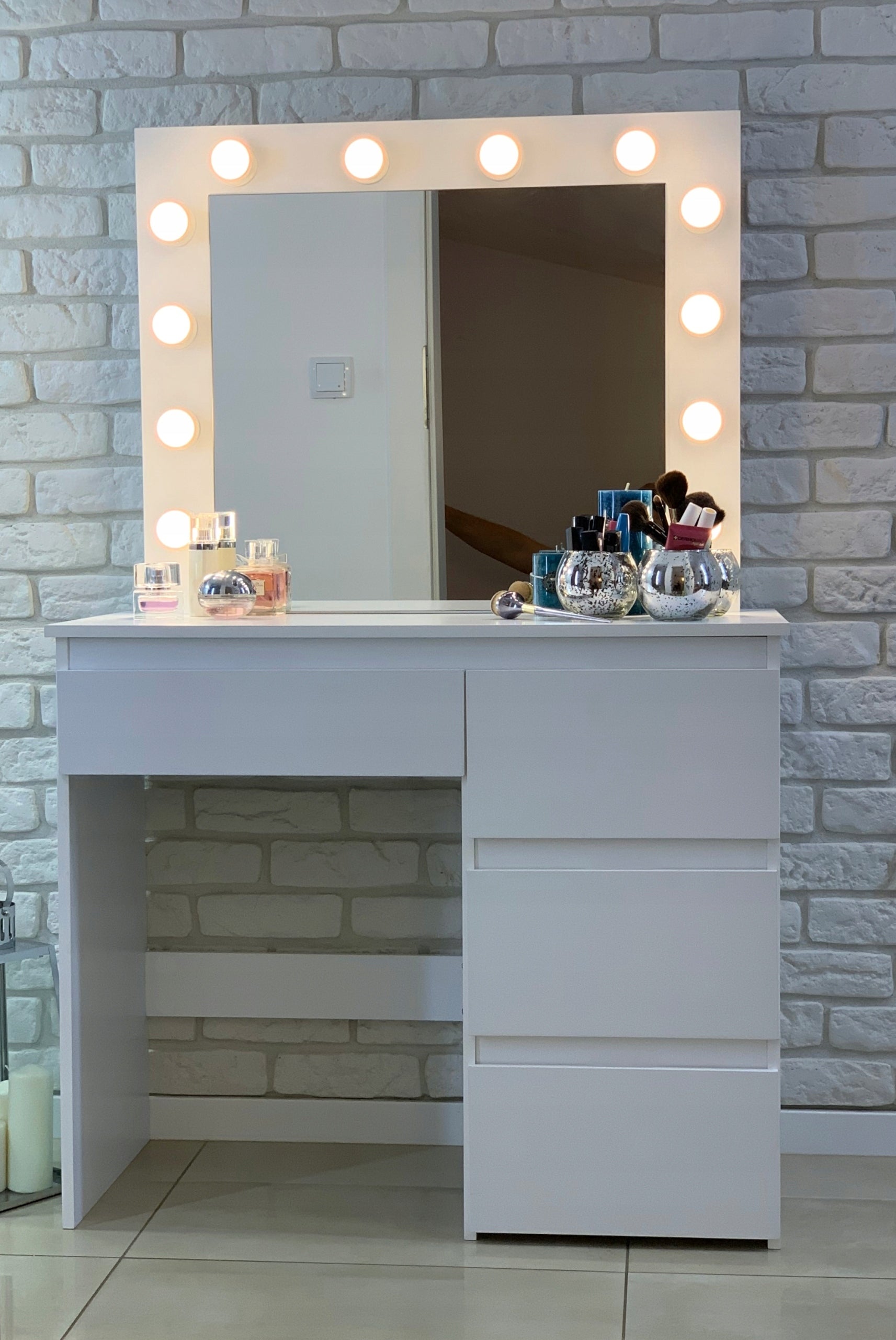 Masa de toaleta si machiaj Hollywood Pro, alba, cu 4 sertare, oglinda si 12 LED-uri, 90x40x140 cm
