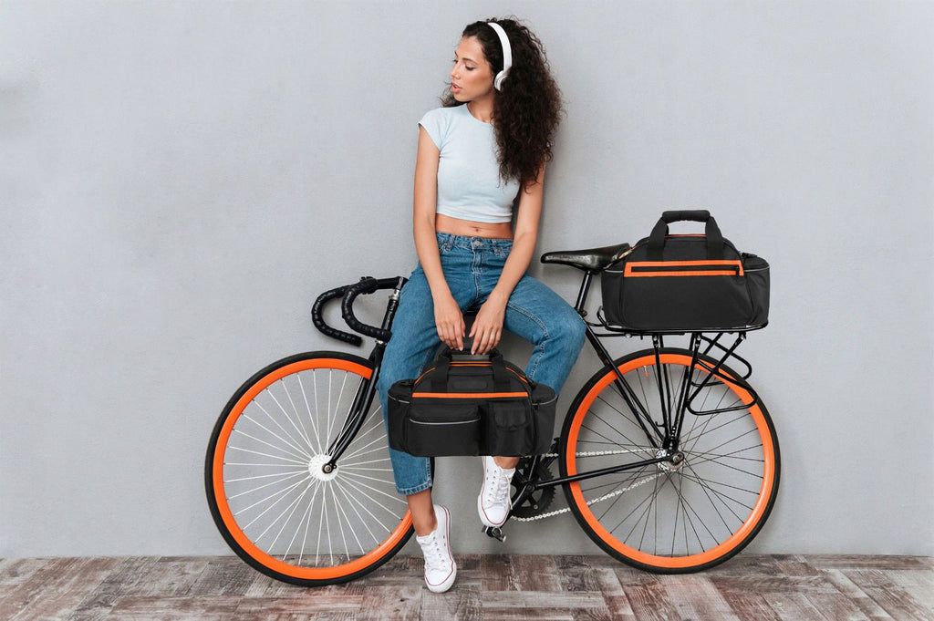 Geanta portbagaj bicicleta, 3 compartimente si 5 buzunare laterale, 45x20x22cm, negru cu elemente reflectorizante portocalii