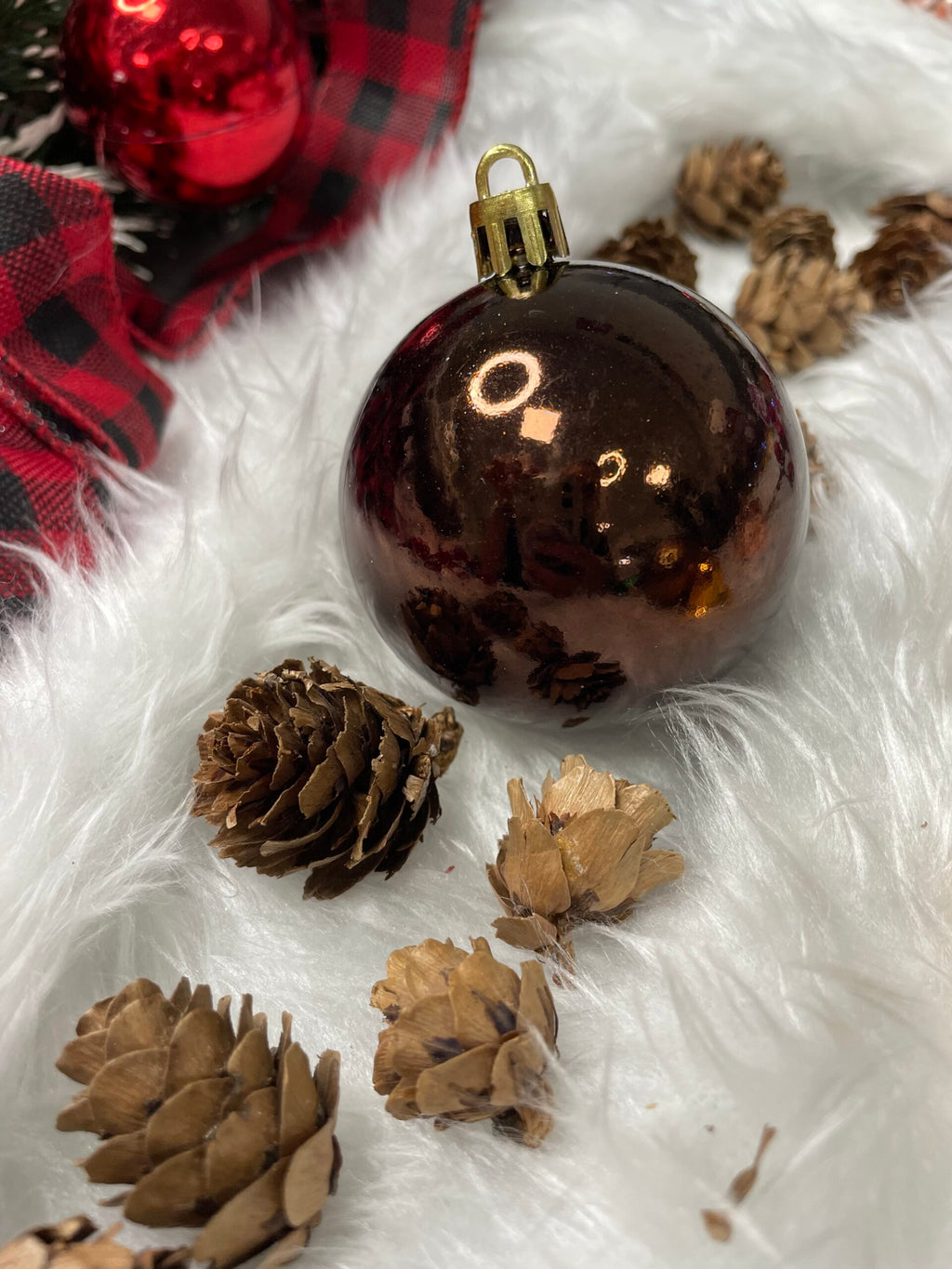 Set globuri si decoratiuni de Craciun, 101 piese, diverse dimensiuni, roz auriu