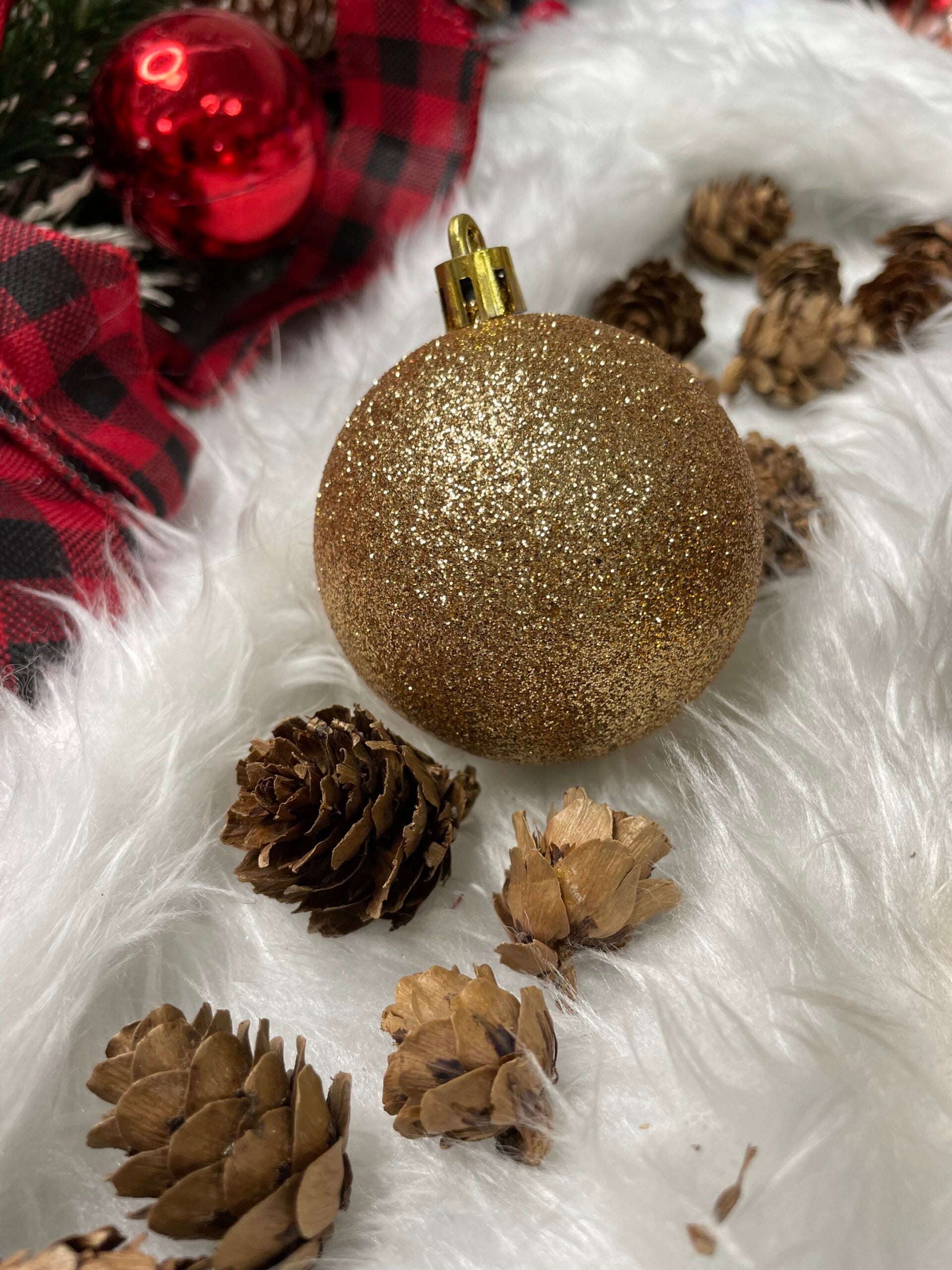 Set globuri si decoratiuni de Craciun, 101 piese, diverse dimensiuni, roz auriu