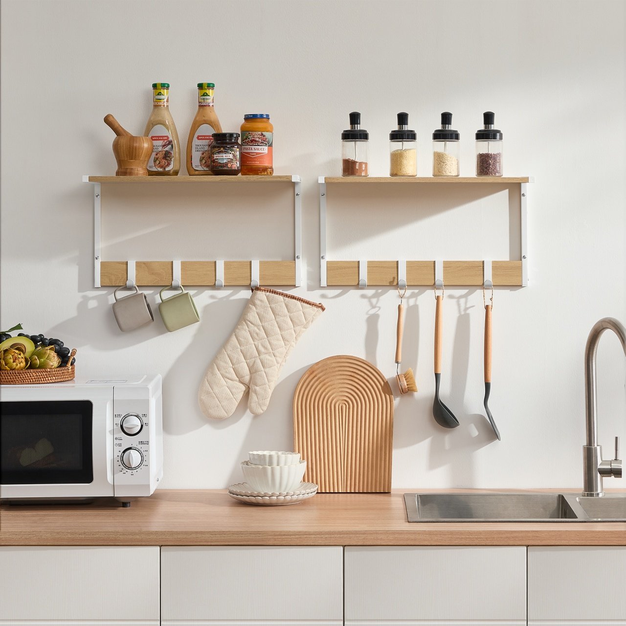 VASAGLE Set 2 cuiere cu rafturi perete, PAL si otel, 50x24x27 cm, stejar, alb