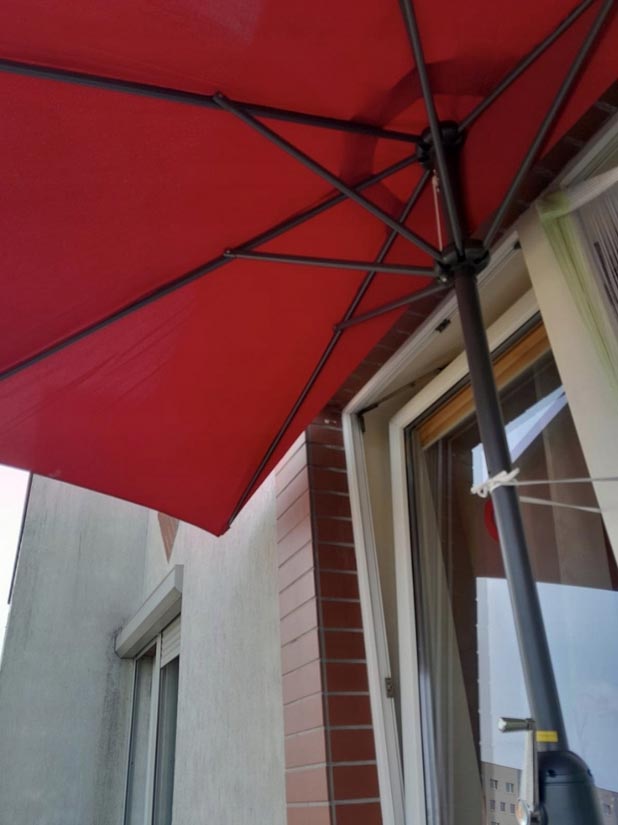 Umbrela balcon 270x250 cm, montaj pe perete, cu manivela si husa impermeabila, poliester 180g/mp, rosu