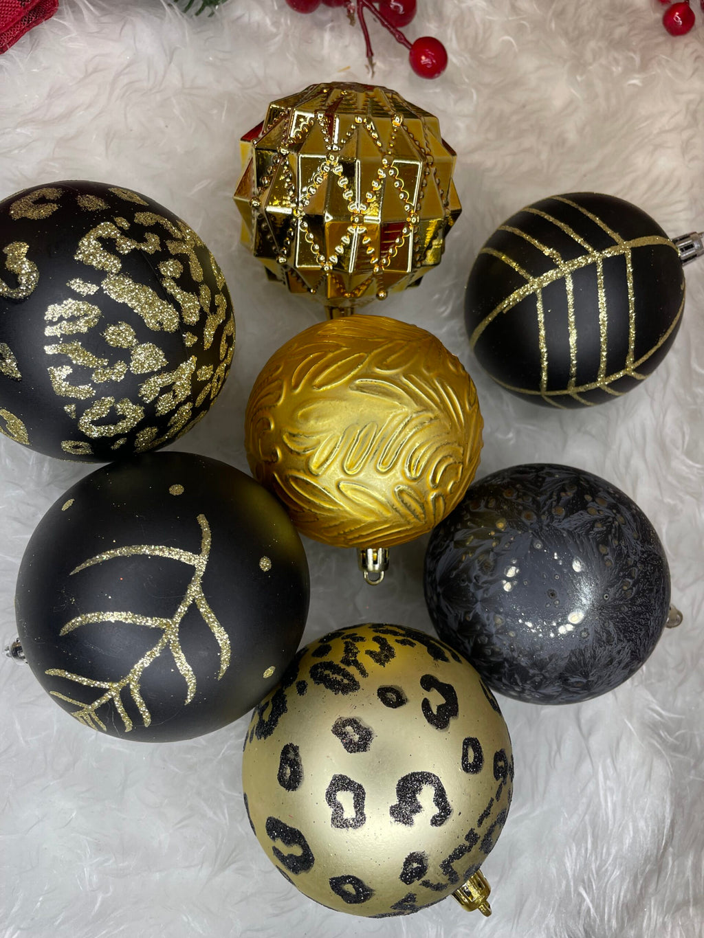 Set globuri de Craciun, 16 bucati, 8cm, 6 modele, negru auriu