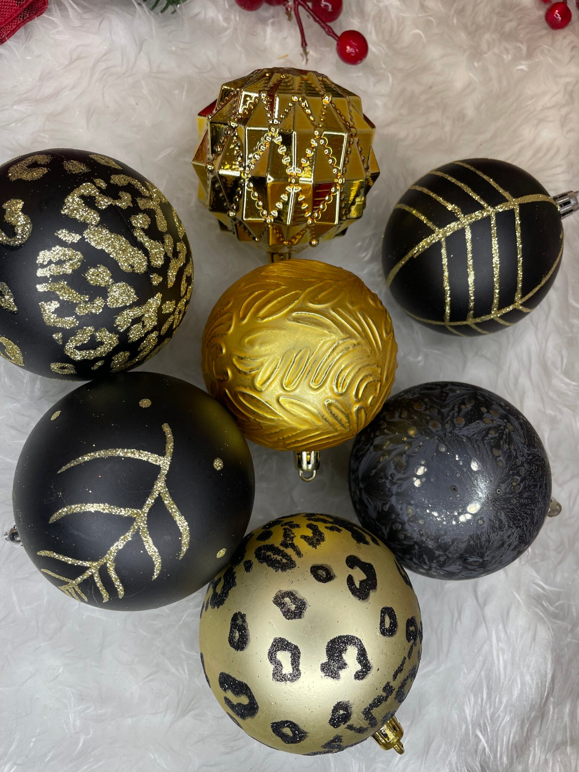 Set globuri de Craciun, 16 bucati, 8cm, 6 modele, negru auriu