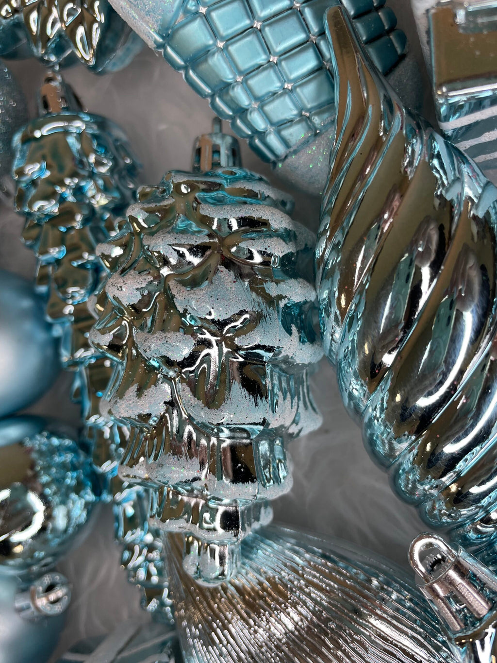 Set globuri si decoratiuni de Craciun, 72 piese, diverse dimensiuni, albastru