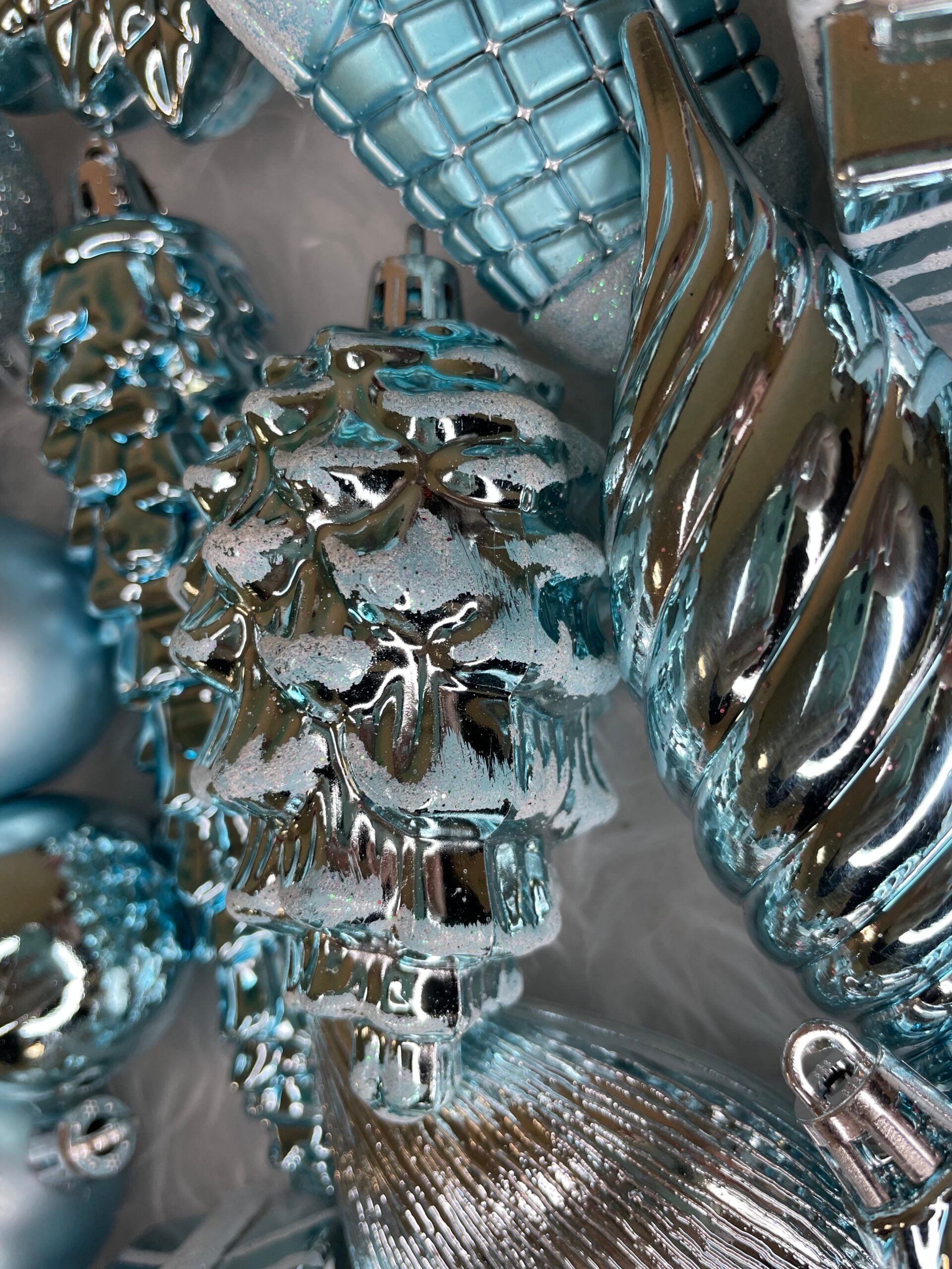 Set globuri si decoratiuni de Craciun, 72 piese, diverse dimensiuni, albastru