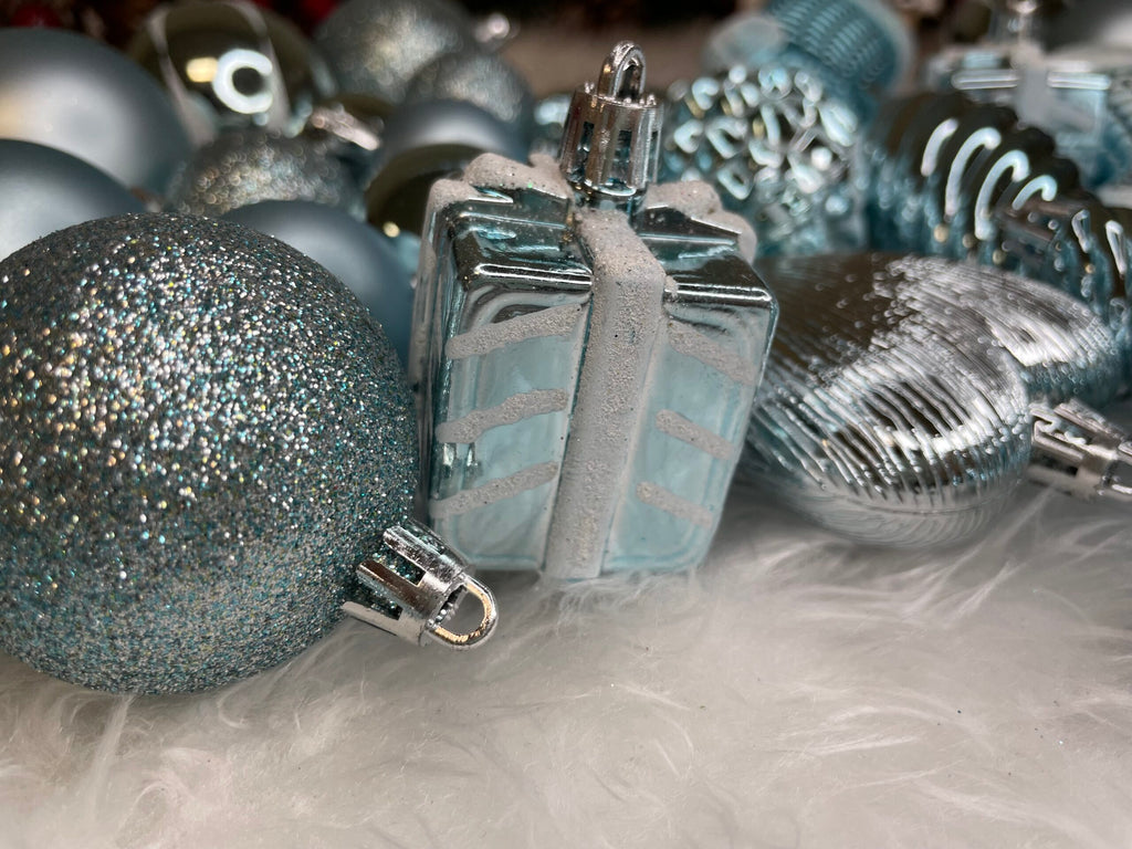 Set globuri si decoratiuni de Craciun, 72 piese, diverse dimensiuni, albastru