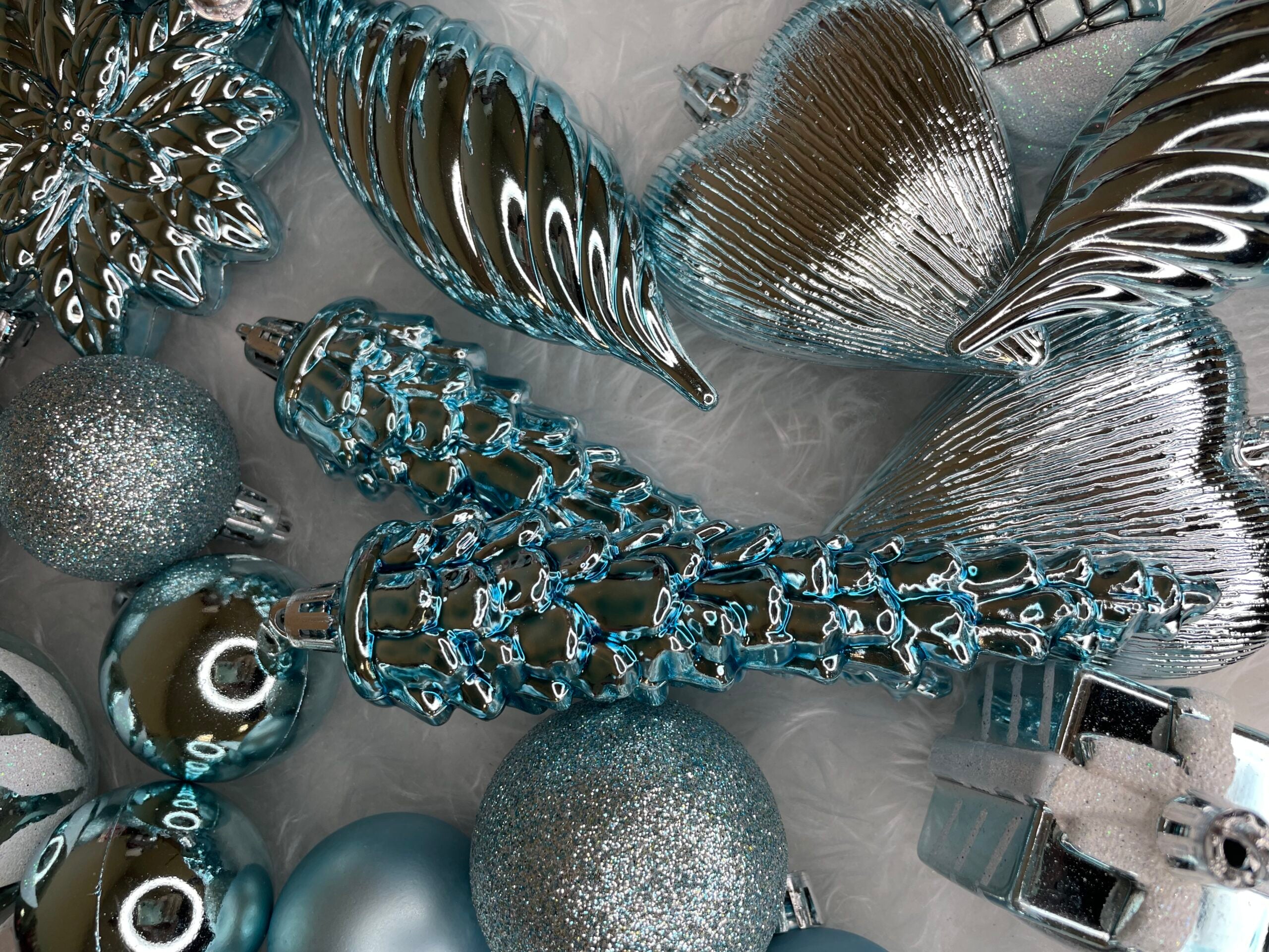 Set globuri si decoratiuni de Craciun, 72 piese, diverse dimensiuni, albastru