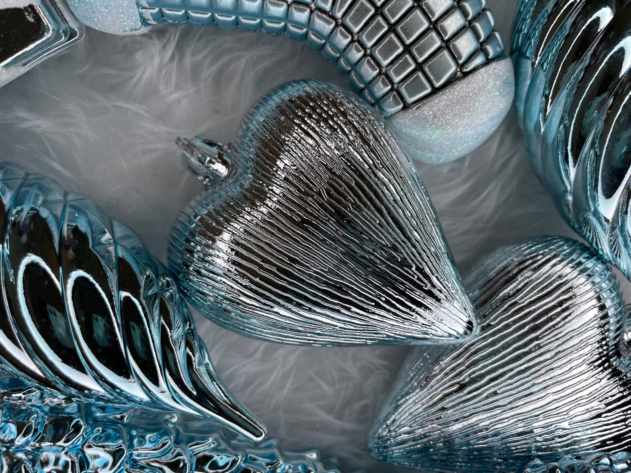 Set globuri si decoratiuni de Craciun, 72 piese, diverse dimensiuni, albastru