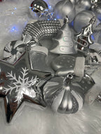 Set globuri si decoratiuni de Craciun, 77 piese, diverse dimensiuni, argintiu