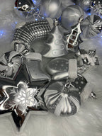 Set globuri si decoratiuni de Craciun, 77 piese, diverse dimensiuni, argintiu