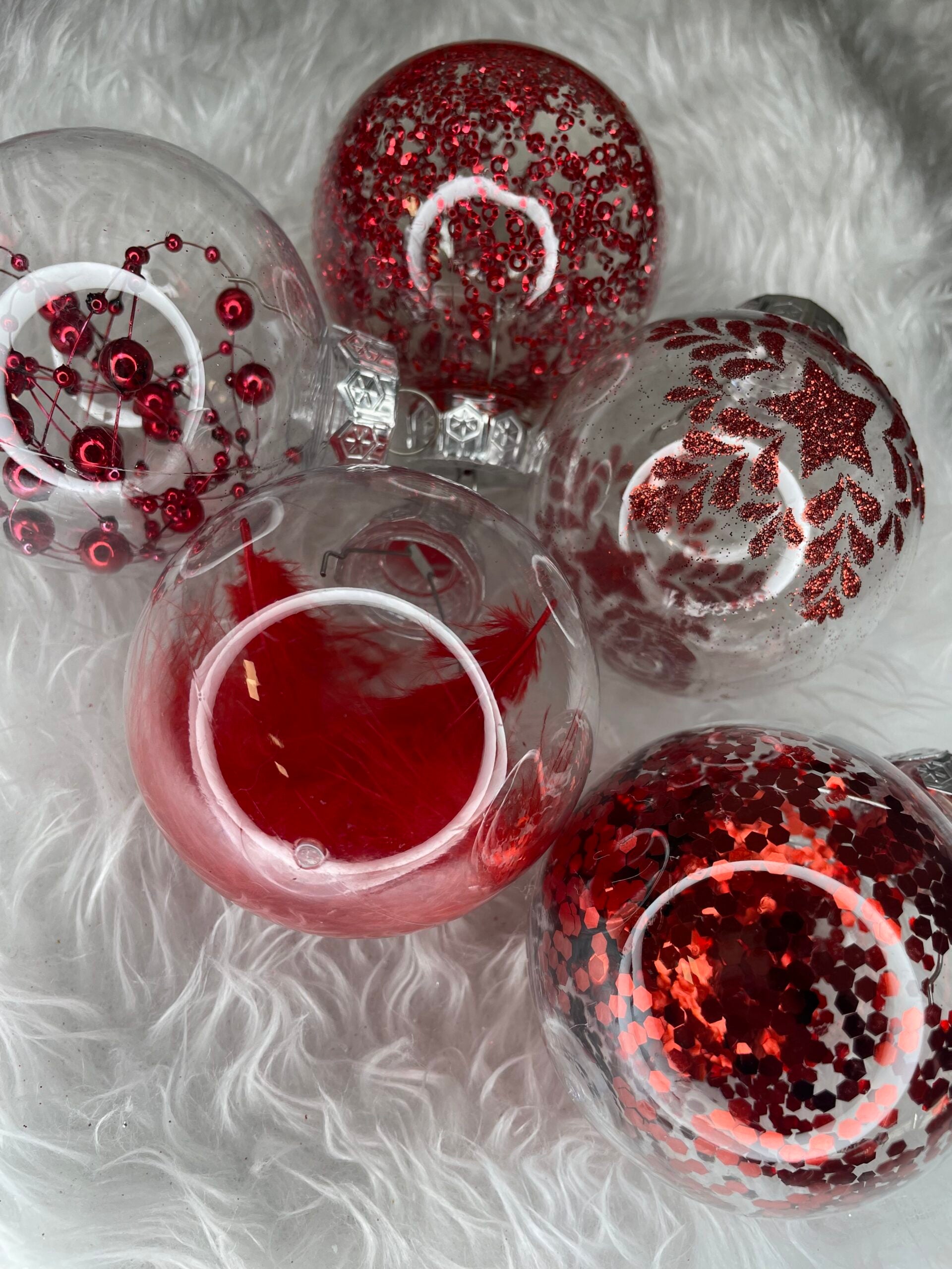Set globuri de Craciun Inedit, 30 bucati, 7cm, transparente si rosu