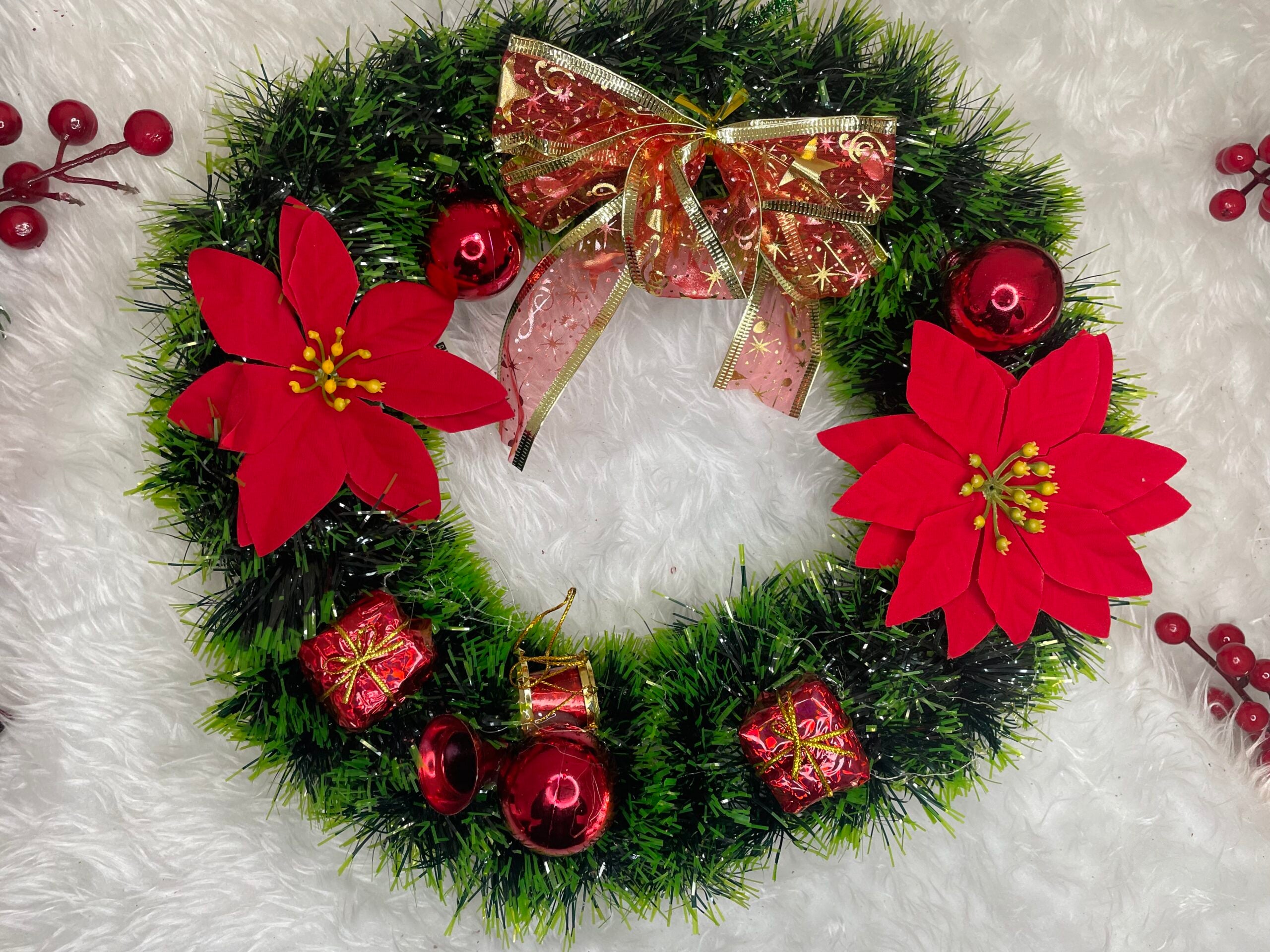 Coronita pentru Craciun, 35 cm, din brad artificial, cu decoratiuni, verde