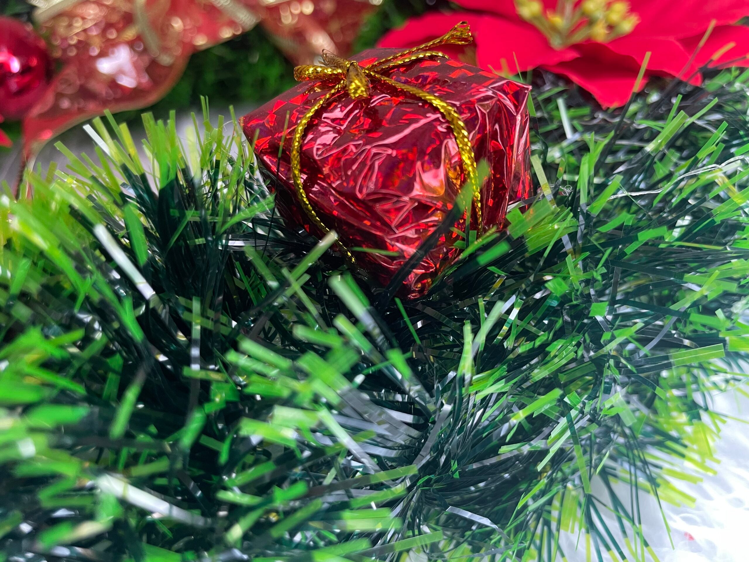 Coronita pentru Craciun, 35 cm, din brad artificial, cu decoratiuni, verde