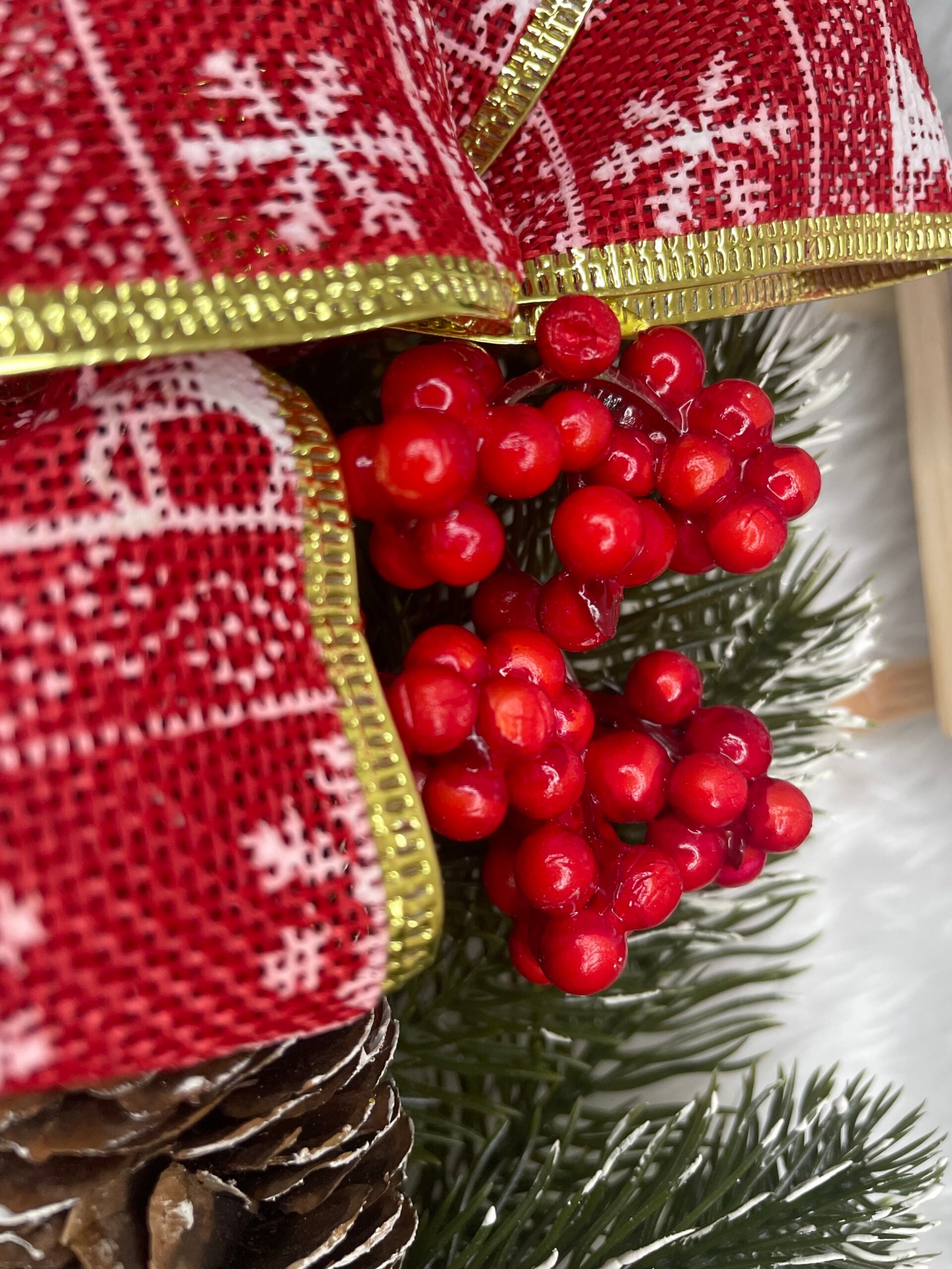 Coronita pentru Craciun, 40 cm, din brad artificial 3D, cu conuri si zapada, verde