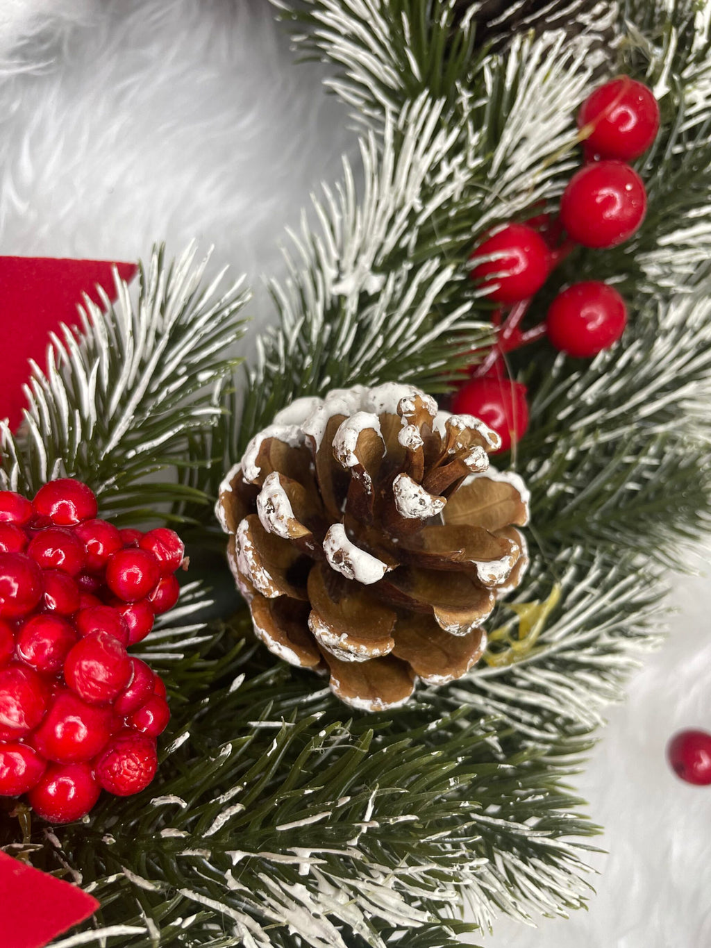 Coronita pentru Craciun, 40 cm, din brad artificial 3D, cu conuri si zapada, verde