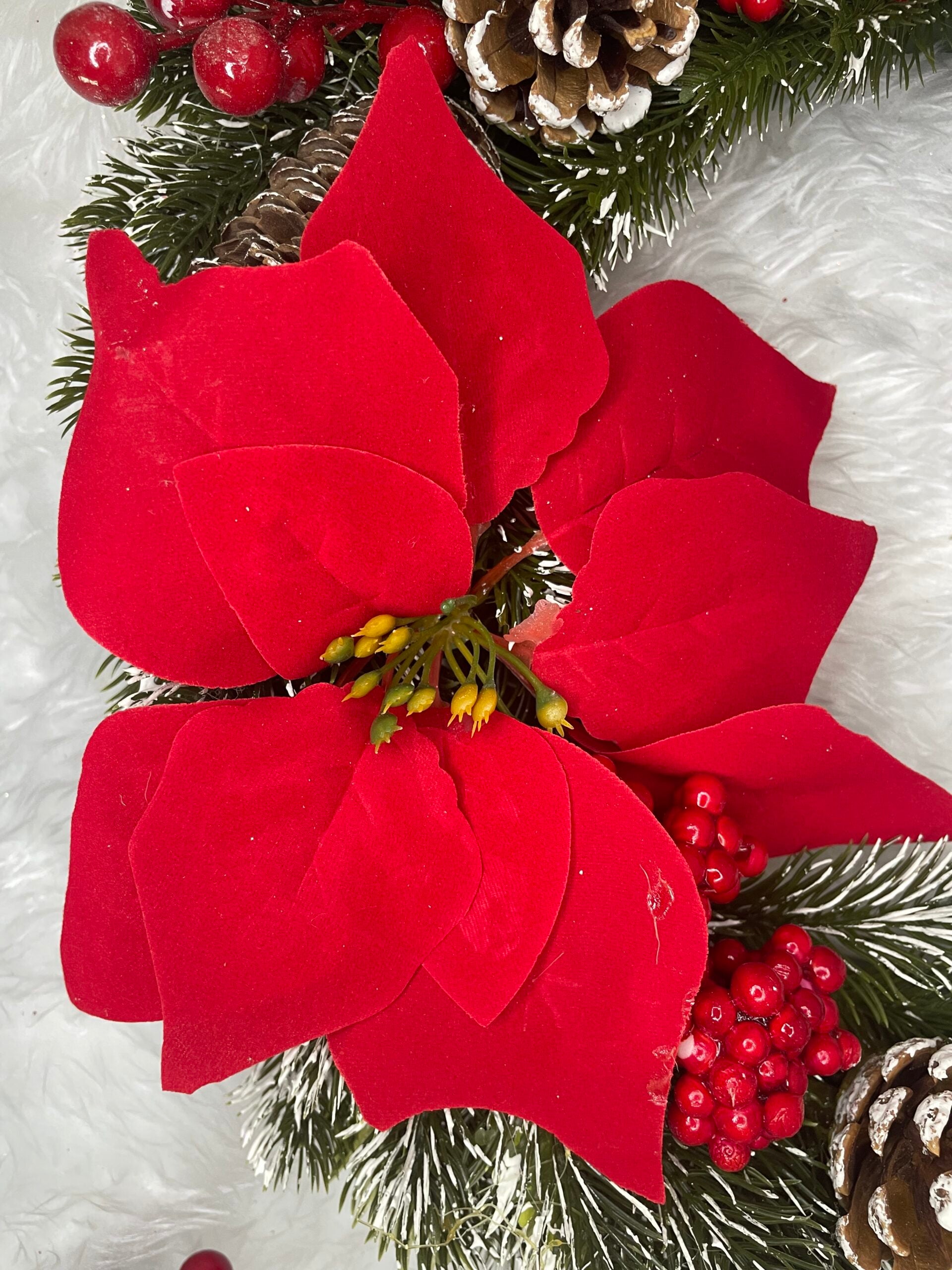 Coronita pentru Craciun, 40 cm, din brad artificial 3D, cu conuri si zapada, verde