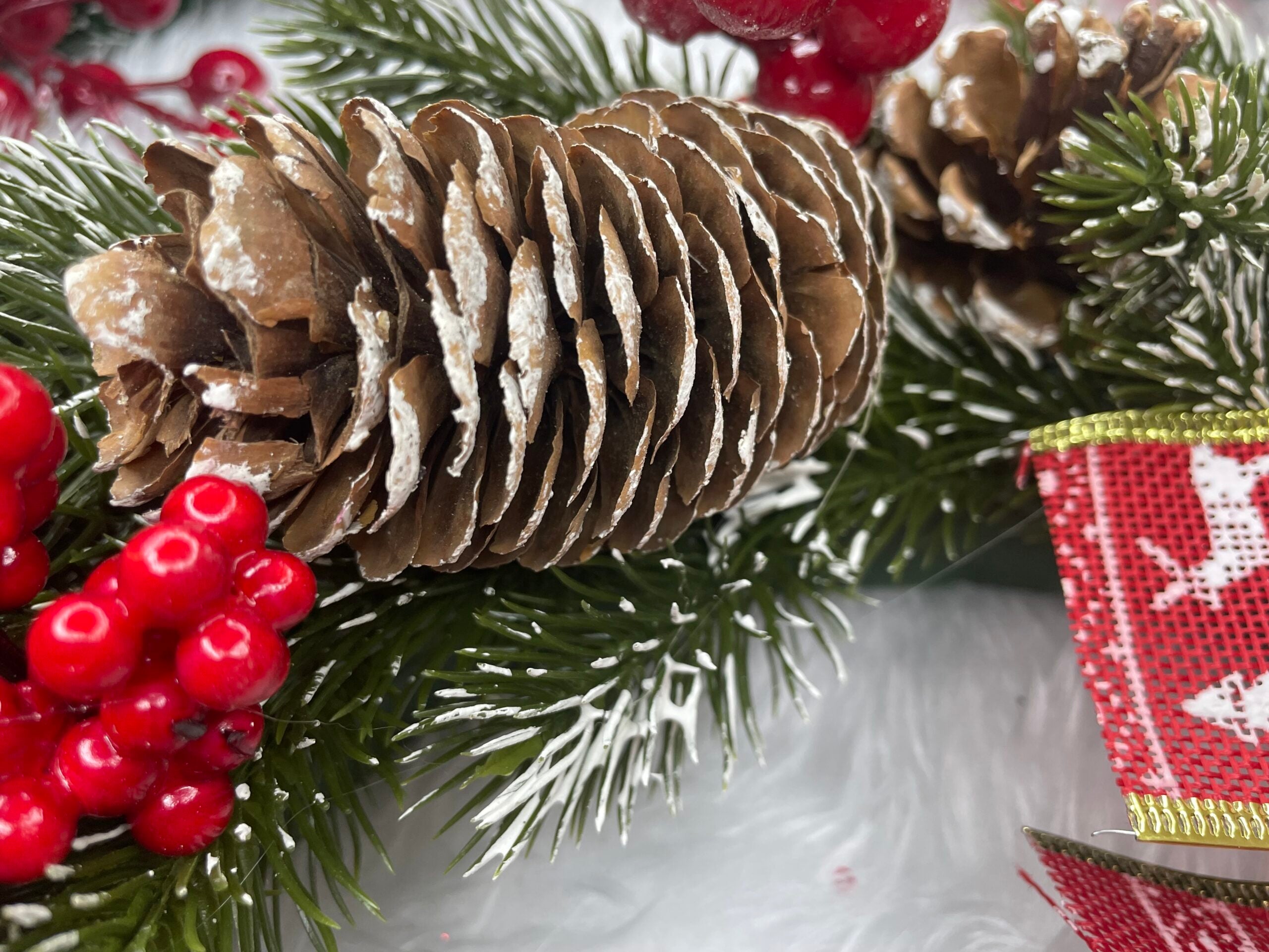 Coronita pentru Craciun, 40 cm, din brad artificial 3D, cu conuri si zapada, verde