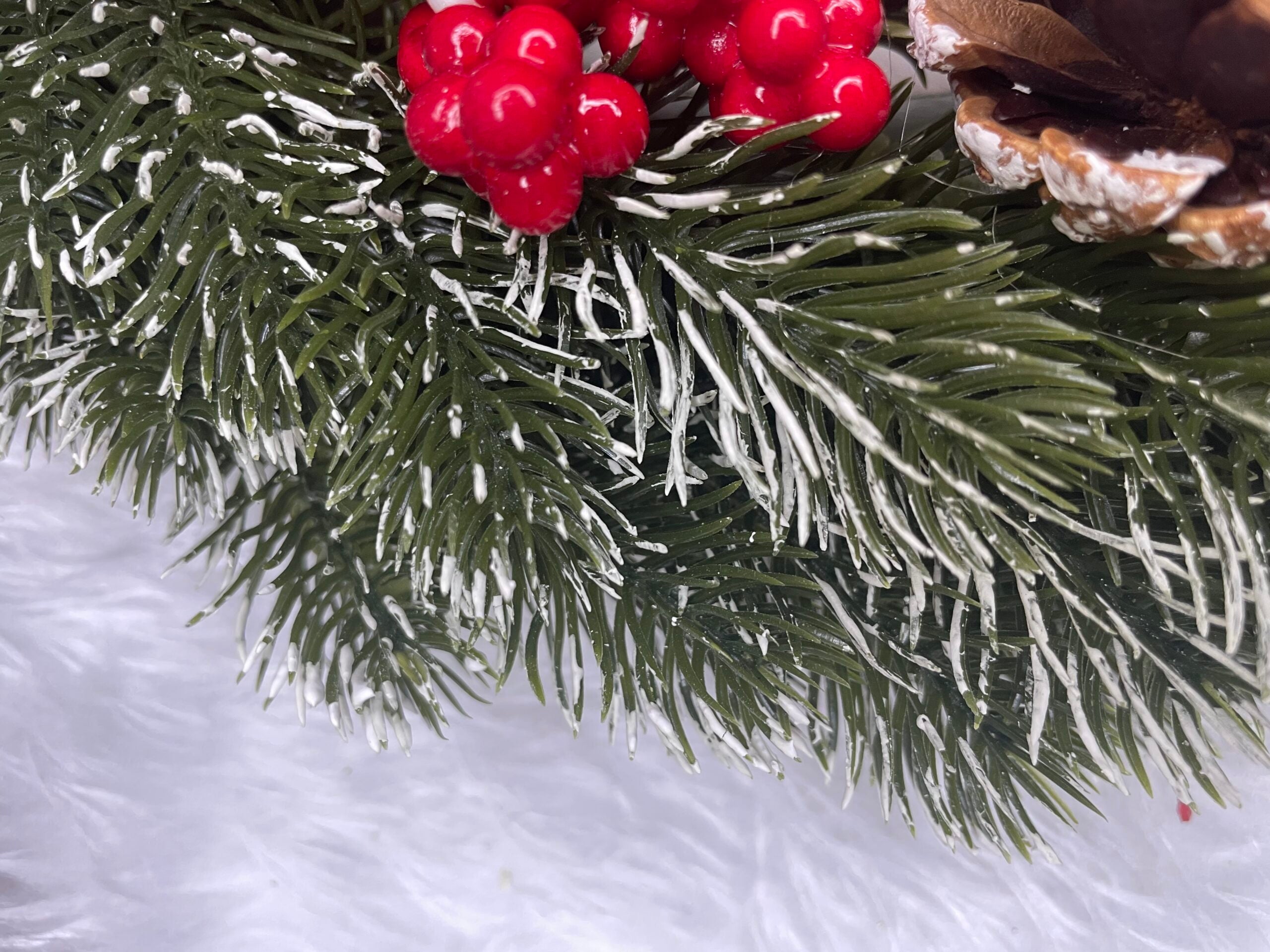 Coronita pentru Craciun, 40 cm, din brad artificial 3D, cu conuri si zapada, verde