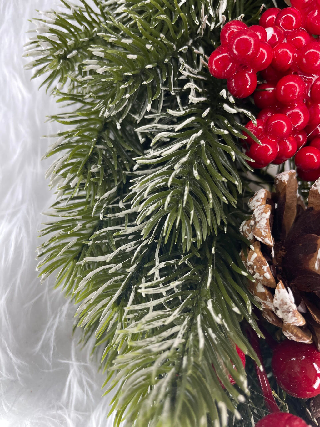 Coronita pentru Craciun, 40 cm, din brad artificial 3D, cu conuri si zapada, verde