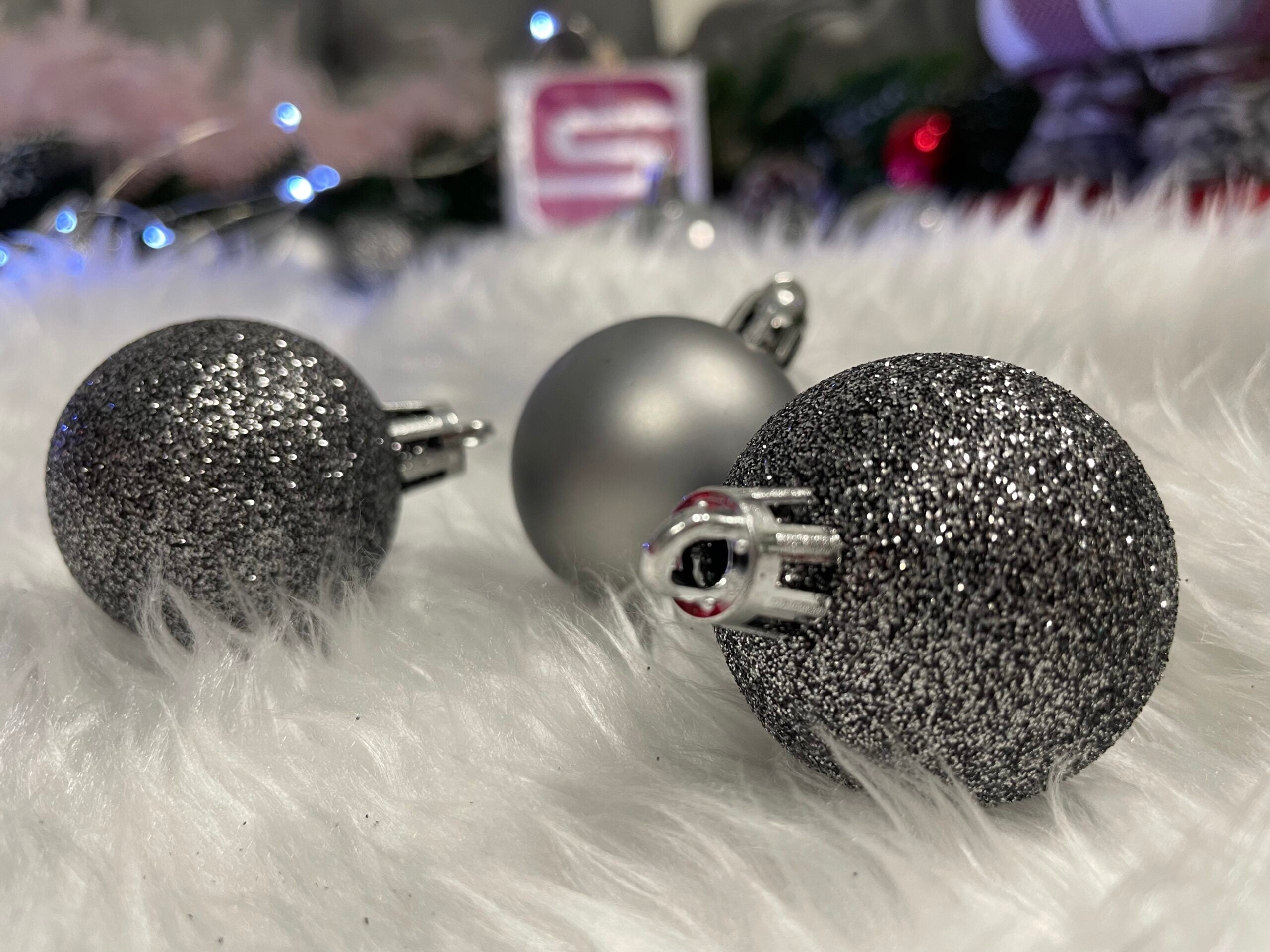 Set globuri de Craciun, 30 bucati, 3 modele, 4/5/6cm, gri argintiu