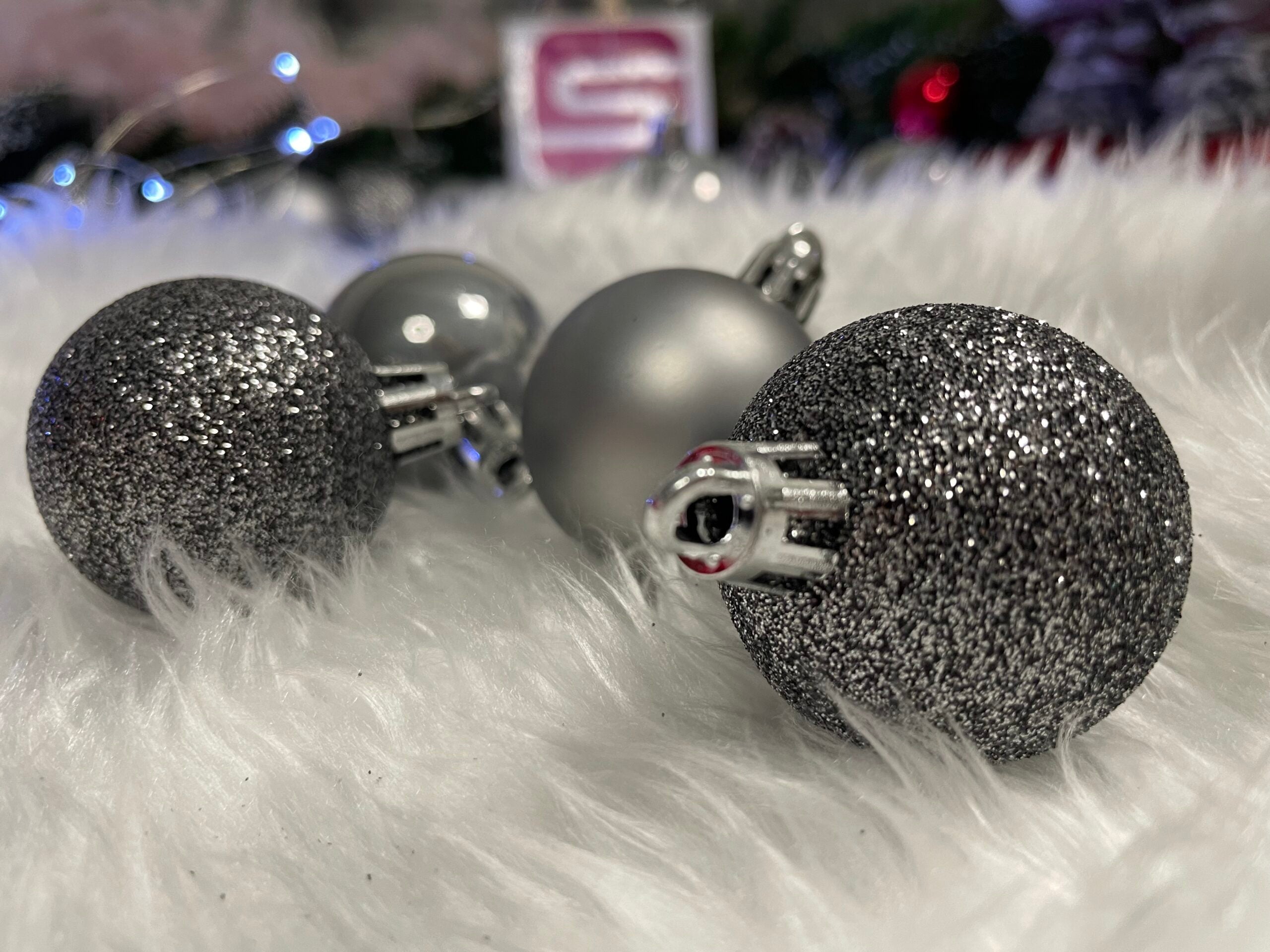 Set globuri de Craciun, 30 bucati, 3 modele, 4/5/6cm, gri argintiu