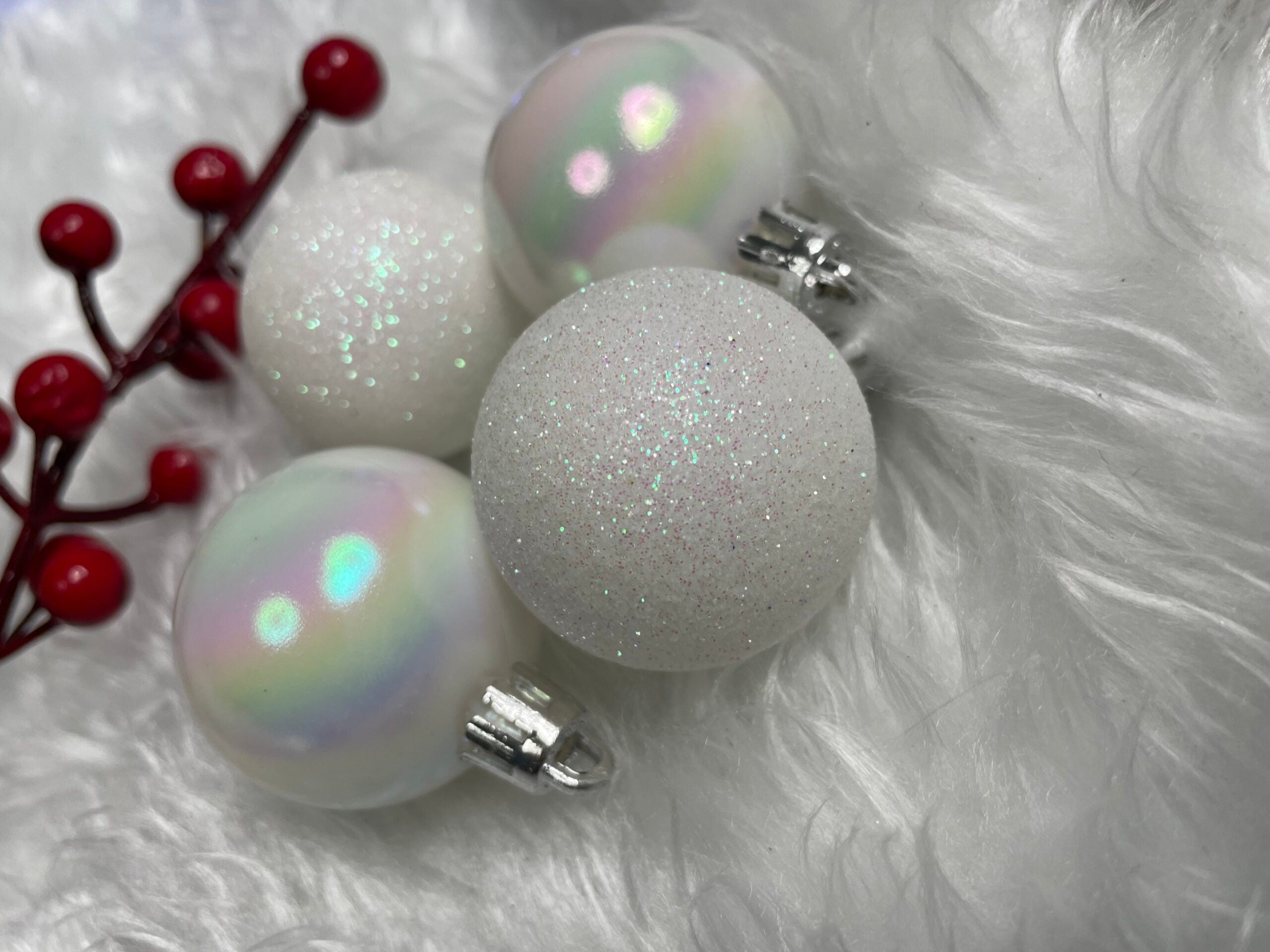 Set globuri de Craciun, 30 bucati, 3 modele, 4/5/6cm, alb